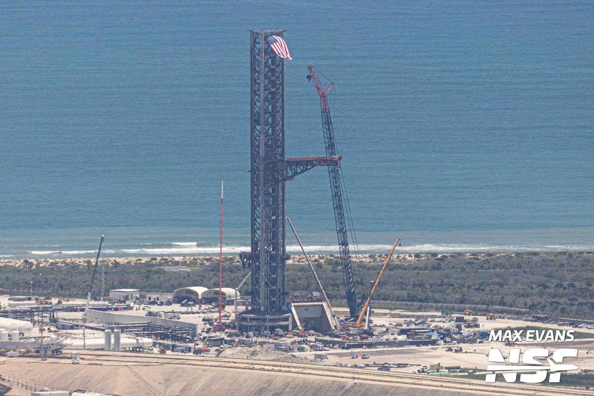 NASASpaceflight's tweet photo. Happy July 4 from the Starship Towers. https://t.co/gI5W2M5wJt