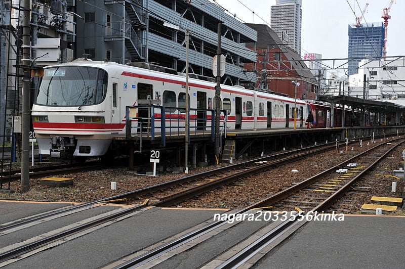 nagara2033556's tweet photo. 名鉄　1384F＋1800系
航空祭運変の画像
1.2011年名鉄岐阜駅　1801F
2.3.2012年　1851F
#珍連結の列車をしれっとさらそう https://t.co/1XDdN5oCtO