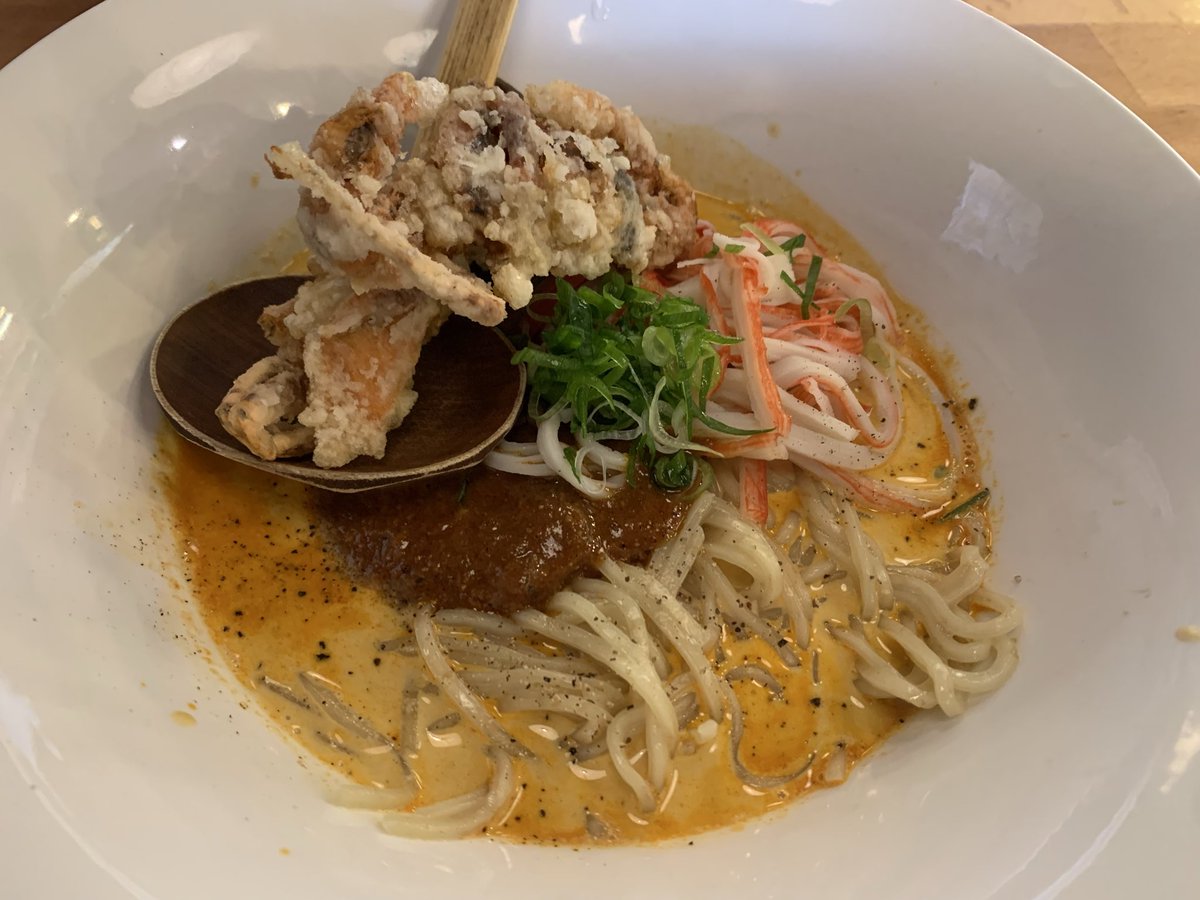 fmkt0812's tweet photo. 麺一さんの蟹ラーメン、めちゃくちゃ美味かった✨ラーメンなのにクリーミーでコクがあって、蟹の旨みがしっかり。揚げた蟹もサックサク。麺の後は刻み海苔、チーズ、ご飯をスープに入れてリゾットまで堪能できて、もう大満足！ご馳走さまでした！ https://t.co/SpPmk3JHwW