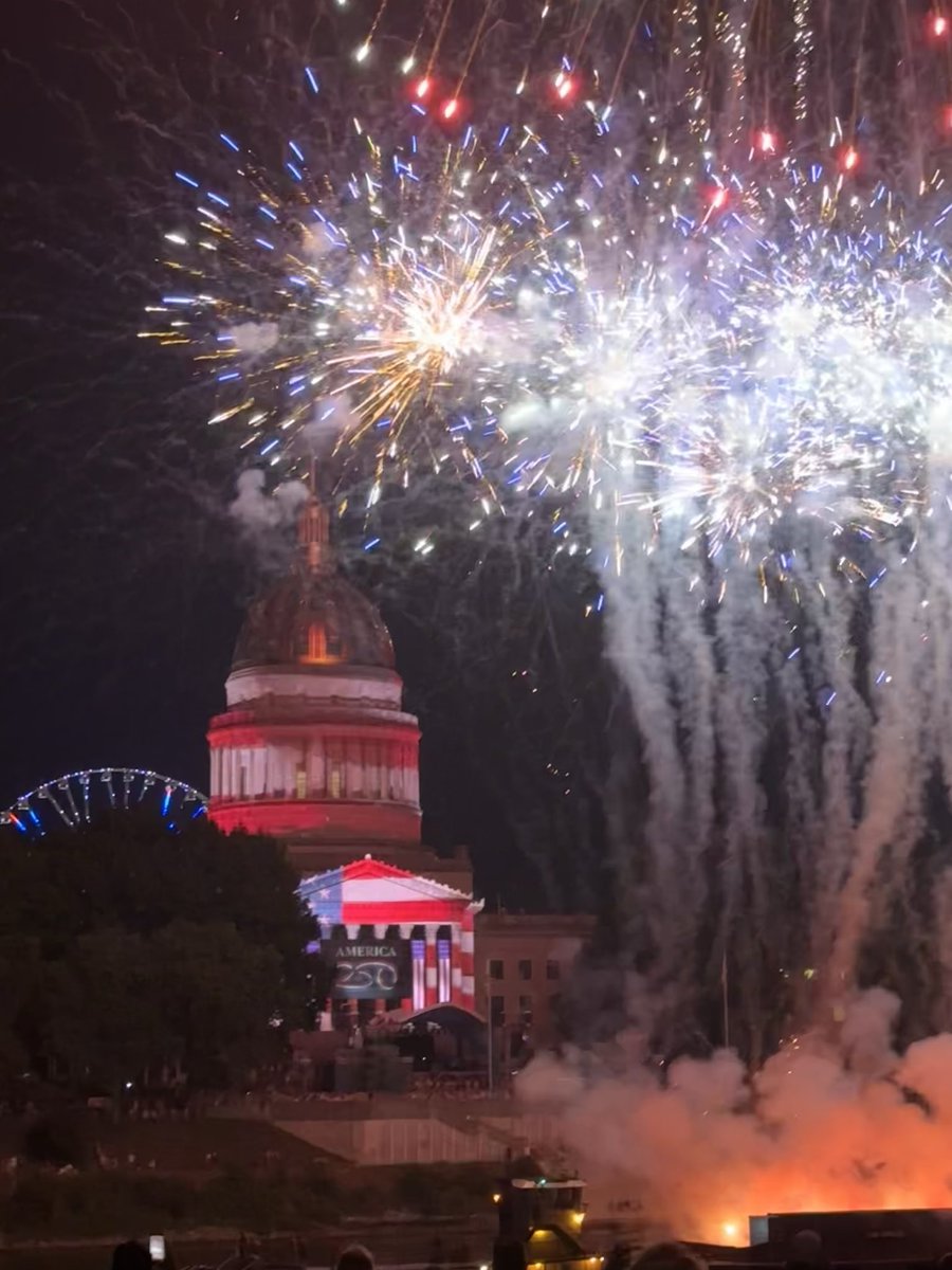 boonewv1's tweet photo. Nice fireworks tonight West Virginia! https://t.co/XXbIvgTpsi