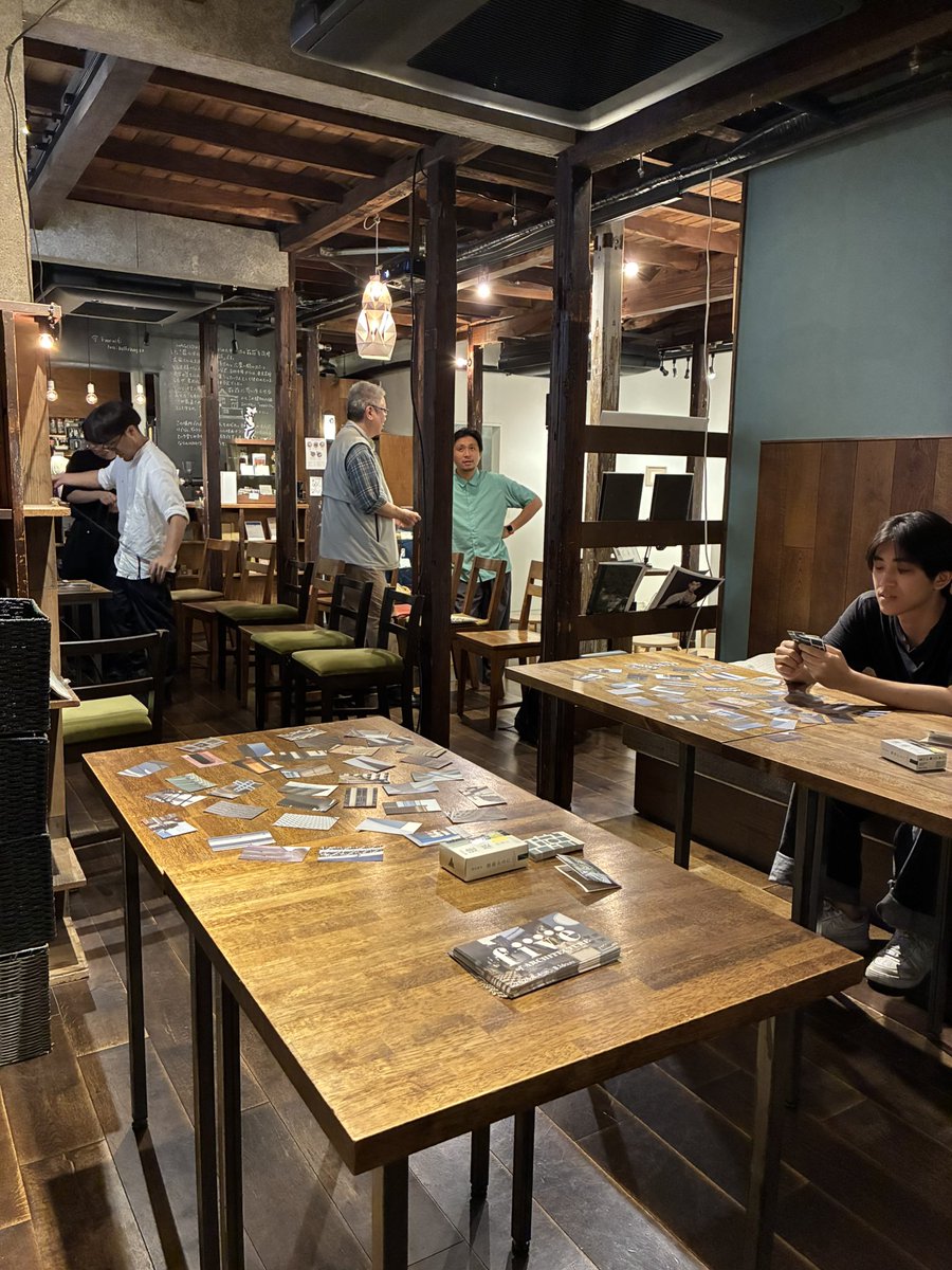 arat_kat's tweet photo. 昨日はHAGISO のイベント「建築夜話」で『現代東京建築かるた』試遊大会を開催させていただきました！
「建築夜話」の伊藤香織先生の都市愛溢れるお話・写真が素晴らしかった！ https://t.co/QSxPBJZCYq