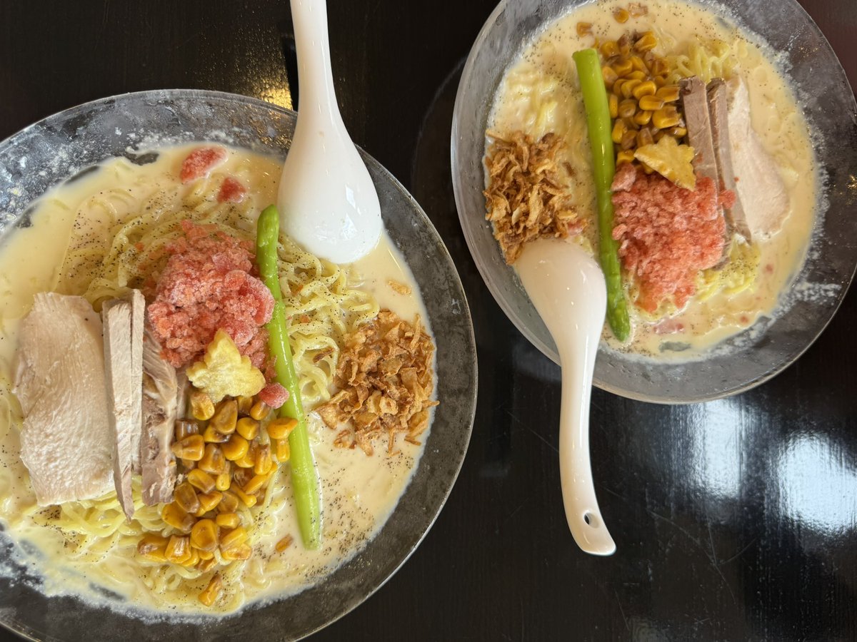 kensuke1001's tweet photo. 麺屋 天神@南佐久郡佐久穂町

限定「冷やしもろこしらぁ麺（大盛）」
「同上（普通盛）」
「半ライス」

とうもろこしの旨旨冷製スープに、ぷりぷりの麺。彩り豊かなトッピング。
途中、味変用カレーペーストでスパイシーな冷やしカレーらぁ麺に早変わり。
最後はライスを入れて。
もう、虜です。 https://t.co/zlUN0XWl26