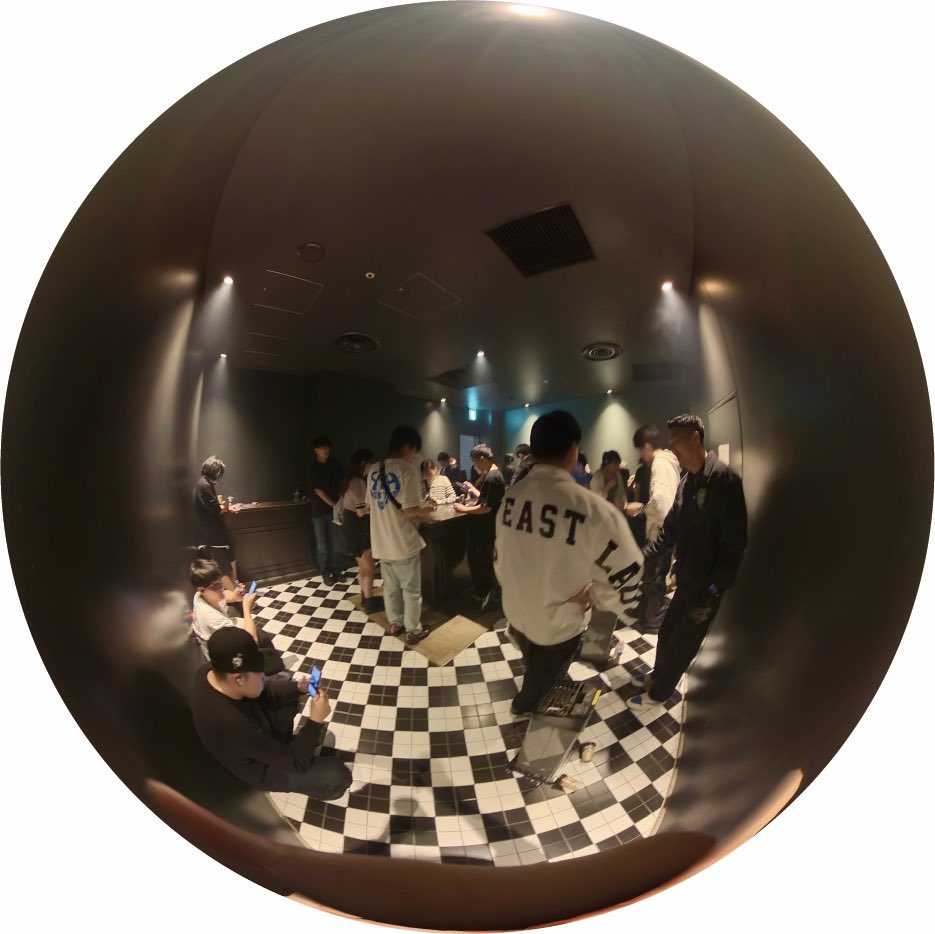 5poArch's tweet photo. メンバー紹介（5/5）

たばこが嫌悪される現代、生まれる空間がある——喫煙所だ。

渋谷にひそむ無数の事例を、360°カメラでその内側から記録する、喫煙所ドキュメンタリー！

森貴裕｜東京大学大学院 修士課程
「建築する喫煙」 https://t.co/qUzpBpi0E9