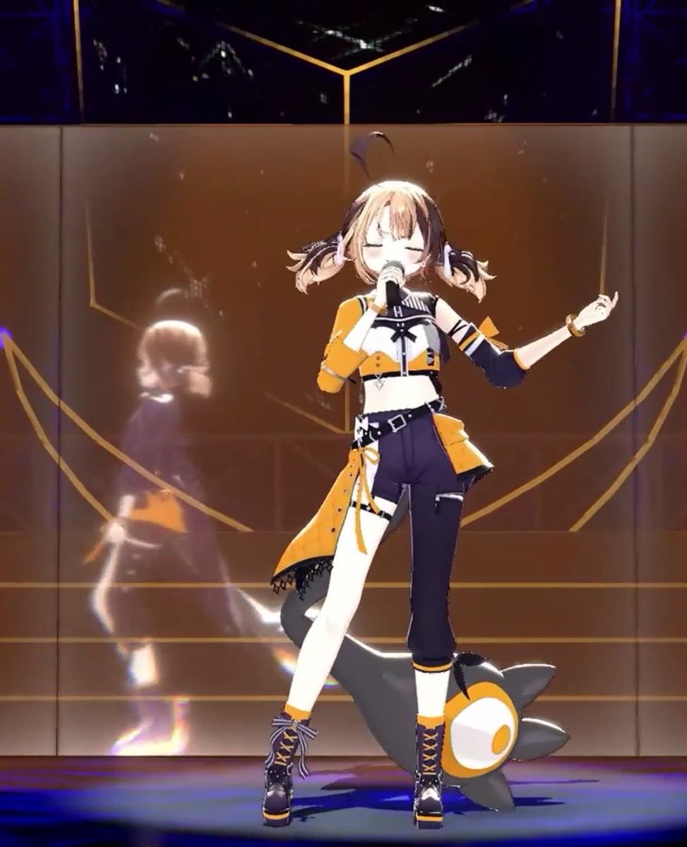 BorosIsSTRONG's tweet photo. possibly the coolest gimmick i've seen:

gigi made the background of her performance *herself*, meaning she gets to perform it like in the MV (two gigis)

IM CRYING ITS SO SWEET https://t.co/rleCkOOVzs