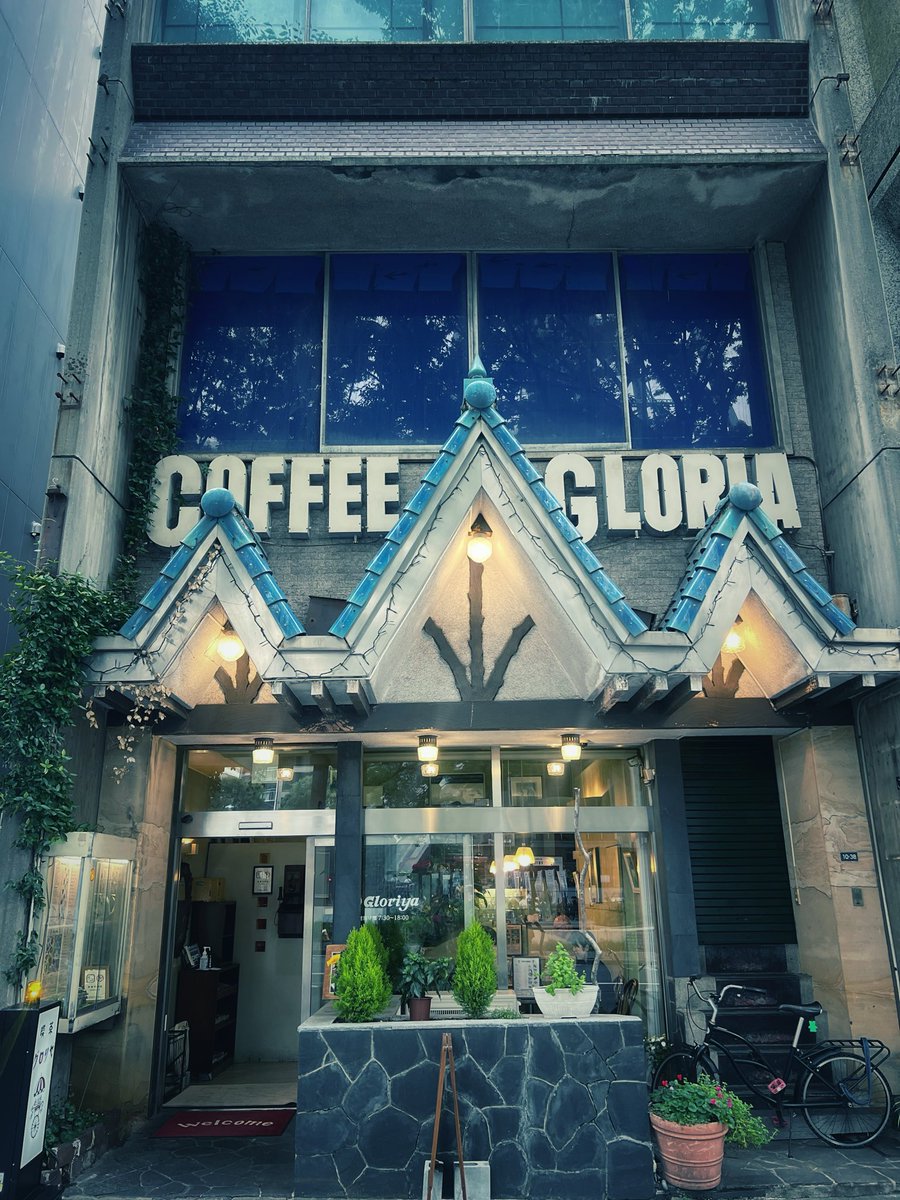 meme_melancholy's tweet photo. ものがたりは
喫茶店の窓ぎわや古いビルの階段に
落ちていることがある。

唄うための栄養を補給しました。 https://t.co/gYGnjLvSA2