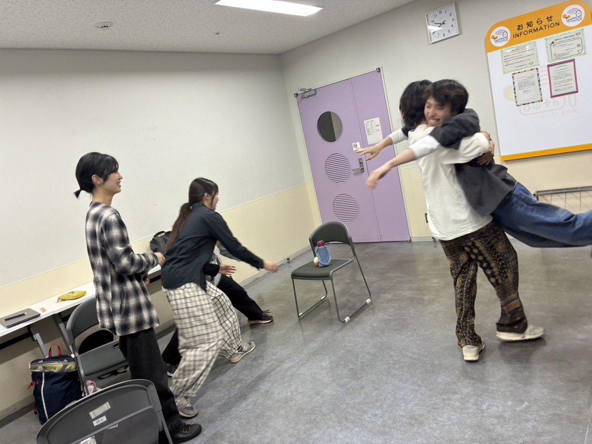 Corelogue's tweet photo. 📖稽古場日記

今日はみんなでシーンを熟考。
「ああでもない、こうでもない」と頭を抱えながら試行錯誤…！

そんな中、一番振り回されていたのは竹森
崩れ落ちる女子
いったい何があったのでしょう🤔

ご来場お待ちしております！ https://t.co/IrIgoqioiB