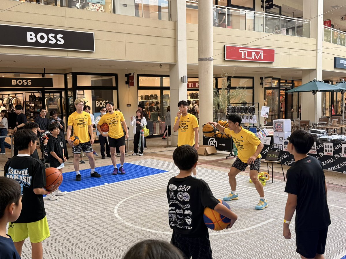 WILLfamily2010's tweet photo. ◤ONE PROJECT IN OKAYAMA◢
三井アウトレットパーク倉敷にて、岡山県出身のプロバスケ選手4名での小学生向けバスケット教室を行いました！🏀
あいにくの雨で、コートを縮小しての開催となりましたが、たくさんの方にご参加いただき、子どもたちの笑顔あふれる素敵な時間になりました☺️✨
@w_daiki12 https://t.co/WVgOCW0WGs