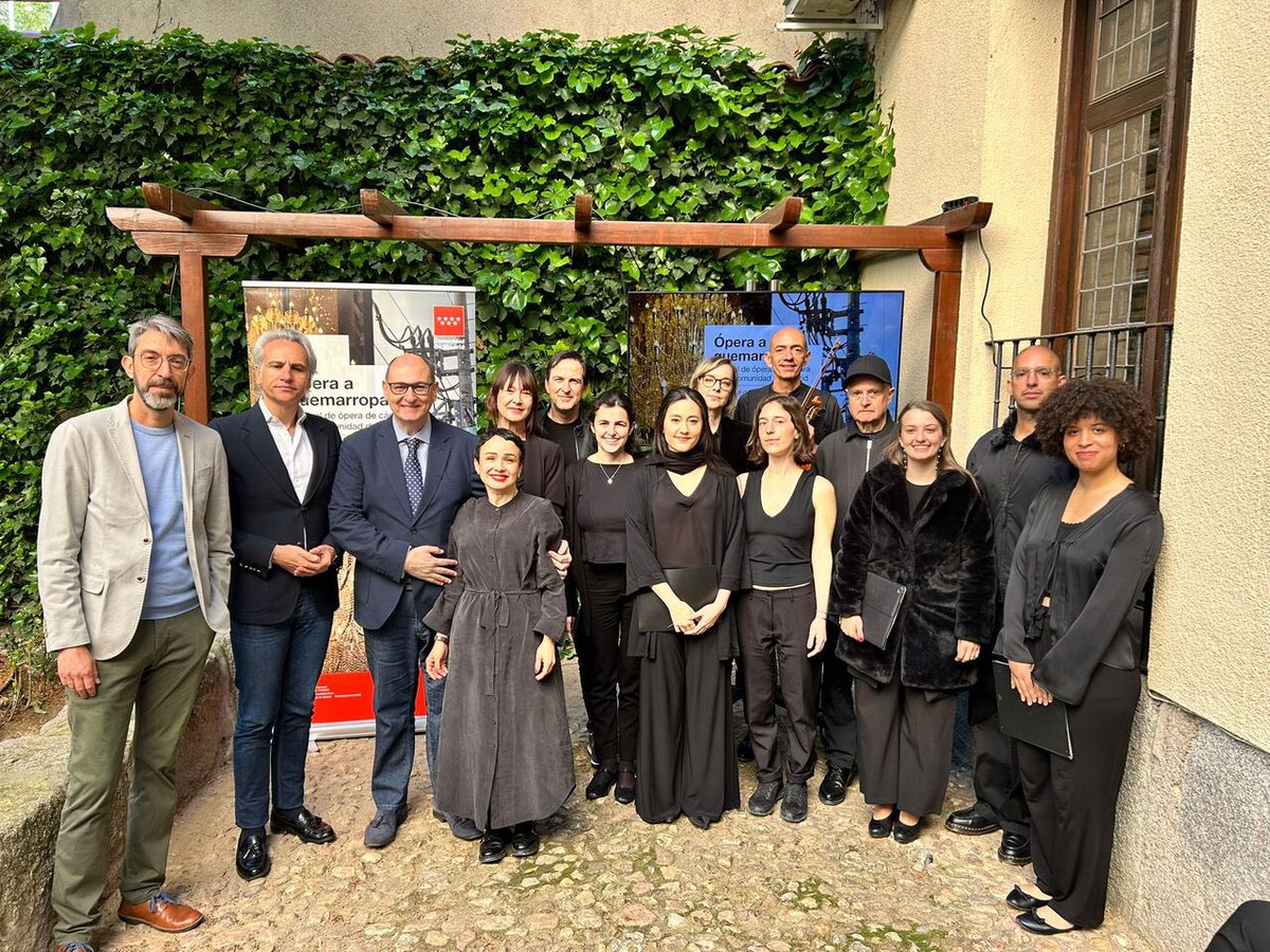 CulturaCMadrid's tweet photo. 🎼 La @ComunidadMadrid celebra este fin de semana la III edición del festival Ópera a Quemarropa con folclore serbio, robots y la batuta del actor Oriol Pla.

📆 Hasta el 18 de julio en San Lorenzo de #ElEscorial.

+Info: https://t.co/5EdLvLBzQ3

#MadridEsCultura https://t.co/TfyC1eg9cJ