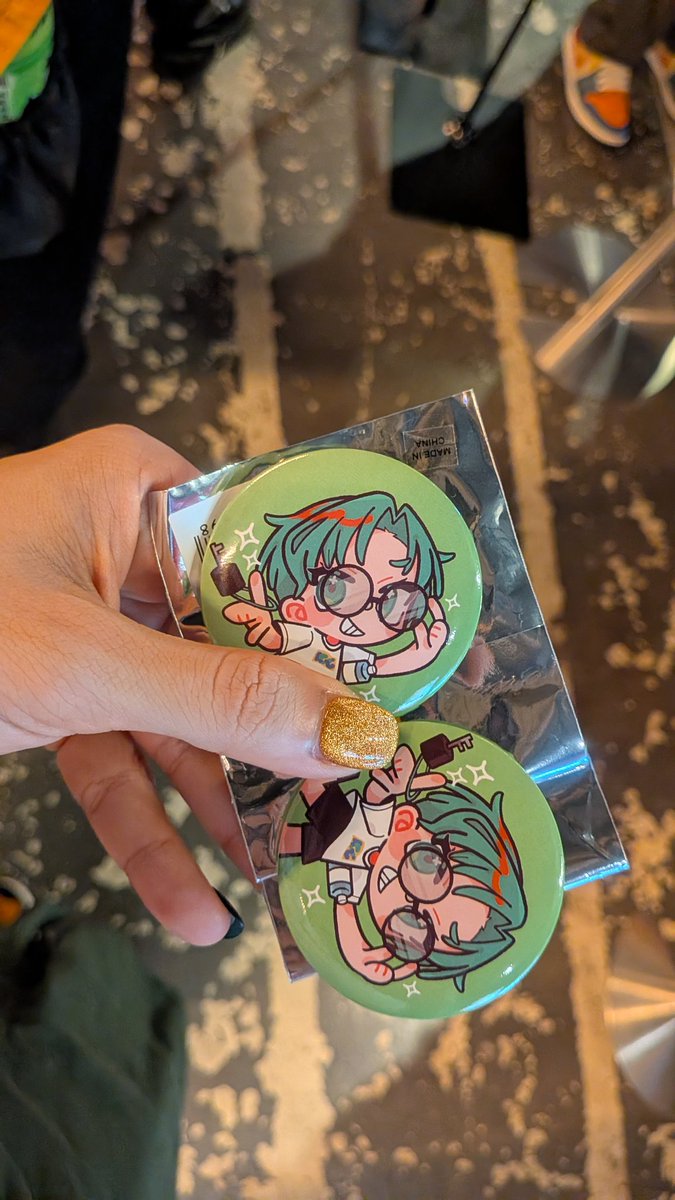 mary32189's tweet photo. 会場に着いた瞬間「Geroファンですか」とお姉さんに声かけて、Geroの缶バッジ2個くれた😭ペンライトとタオルが完売したから缶バッジに全振りしたらめいちゃん1個も出てないってめいふぁみ優しすぎる、、、 https://t.co/58jTY1c55v