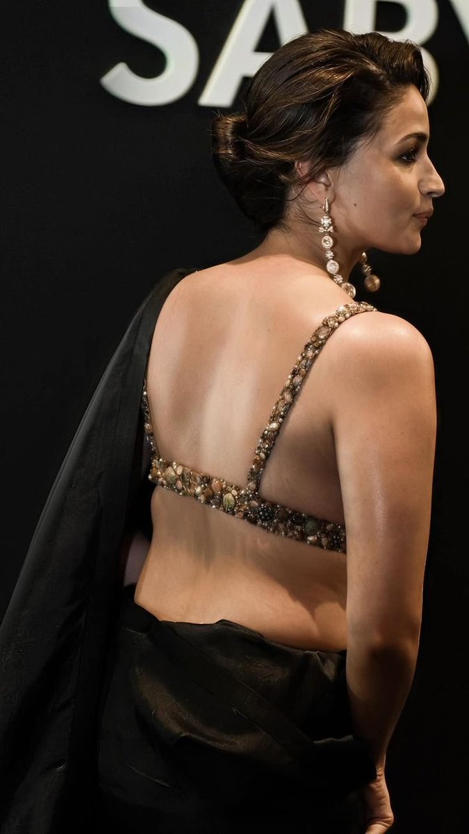 arjun21181's tweet photo. Alia Mommy in Black 🖤 https://t.co/j4KCZAKfbe