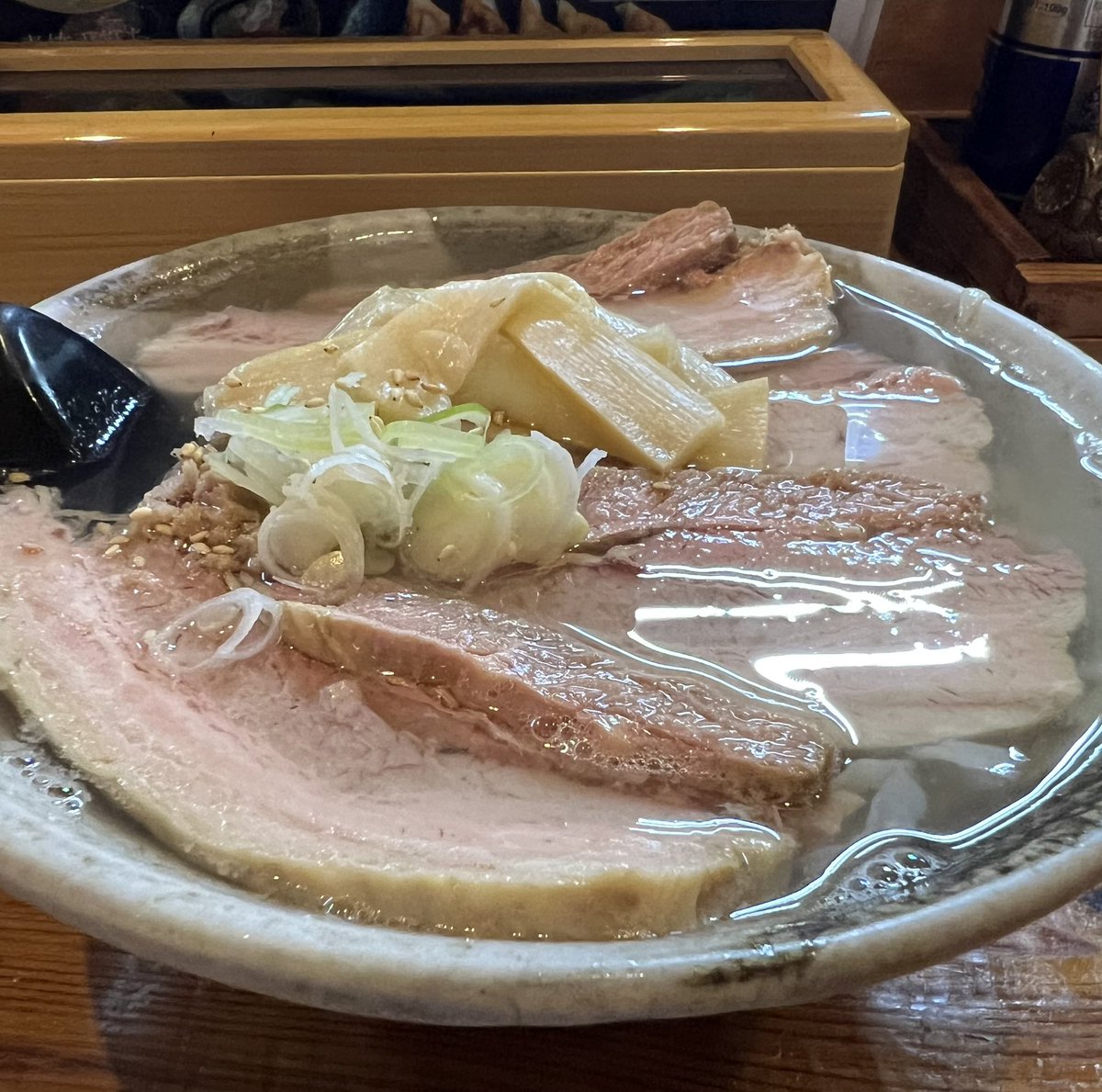 duc906's tweet photo. 佐野の木挽亭。
優しい塩味のしおチャーシューメンラーメンと、レタスチャーハン。
麺は柔らかめ。
ここのしおラーメンには、毎回癒やされてます。
チャーハンは、パラパラではなくしっとり。
油も多め。
やはり優しい塩味。
大変美味しゅうございました。
ごちそうさまでした。 https://t.co/8xaS0NBKN4