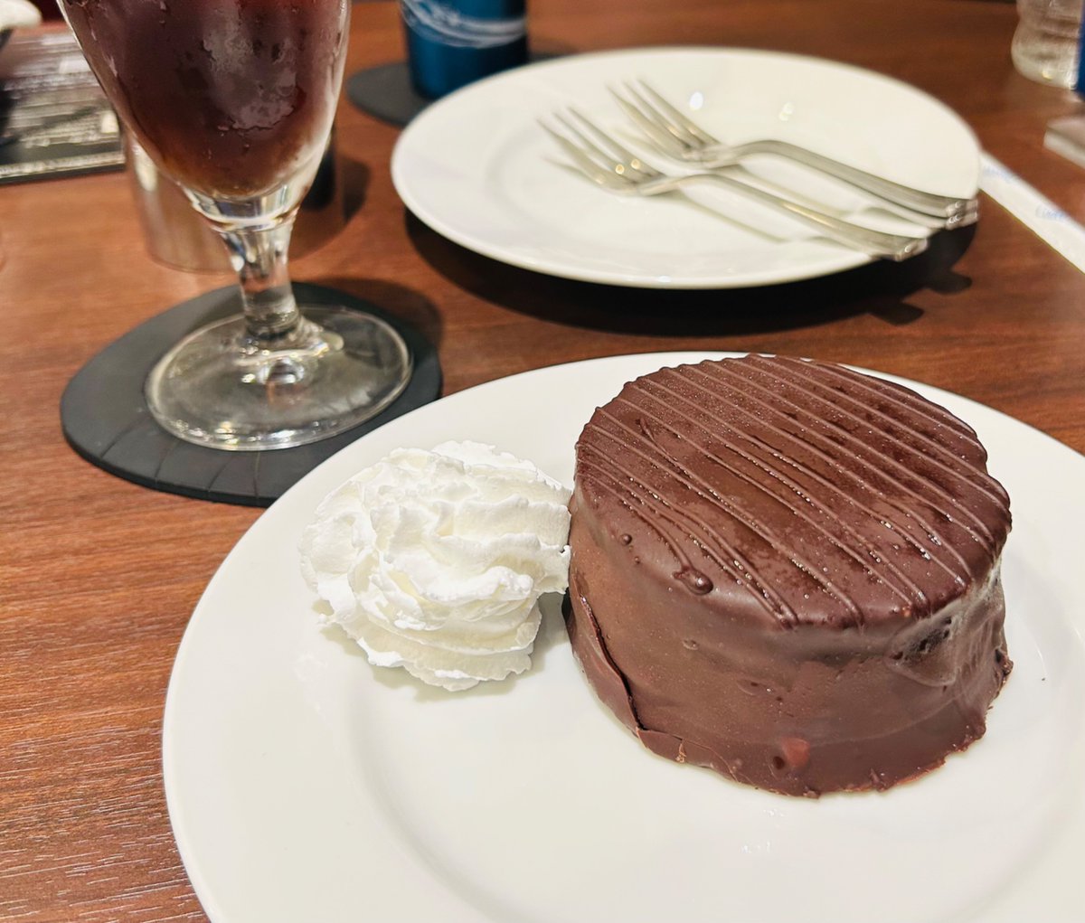 ninacch's tweet photo. 今日は渋谷のルノアールでザッハトルテを食べてきた！(860円)
王道のアプリコットジャムではなくラズベリージャムが使われているからか、一口食べた時、味の違いにびっくりした。
ただ、チョコ自体は美味しいと思う！カカオの風味があってややビターな感じ。ホイップクリームも+80円でつけられる。 https://t.co/cSiPlDecpC