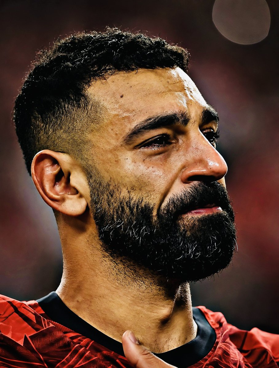 mohamedfares07's tweet photo. محمد صلاح وحسام حسن: “حينما تتحول أكبر مخاوفك إلى أعظم إنجازاتك”

سيناريوهات درامية منتظرة، وتوقعات بصدامات متكررة. لم تكن التنبؤات من وحي خيال الجمهور، بل كانت على خلفية تصريحات من التوأم شهدت نقدًا حادًا لصلاح، وكذلك صورة كان فيها صلاح مع المنتخب هو الطرف الأقوى في سنوات ما قبل حسام.

لم يكن صلاح نفسه يدرك أنه المتضرر الأول من كونه النجم الأوحد في المنتخب، فأصبح هو من يحمل على عاتقه كل شيء، والطرف الأول عند دفع فاتورة الإخفاق.

فبعد أن توقع الجمهور حصد منتخب مصر لأمم أفريقيا، المقامة في مصر عام 2019، في وجود صلاح، جاءت الصدمة بتوديع منتخب مصر البطولة من دور الـ16 في قلب القاهرة أمام منتخب جنوب أفريقيا، وانهالت الانتقادات على صلاح على خلفية فوضى معسكر المنتخب.

ثم توالت الصدمات بخسارة أمم أفريقيا 2022 في النهائي أمام السنغال، والفشل في التأهل إلى كأس العالم أمام المنتخب نفسه، وفي العام ذاته.

أصبح صلاح بمثابة سيزيف، أسطورة الميثولوجيا الإغريقية، الذي حُكم عليه بدفع صخرة ضخمة إلى أعلى جبل الأوليمب، فتسقط في كل مرة بعد أن يقترب من القمة، في رحلة من العذا ب الأبدي.

إلى أن جاء حسام حسن، أيقونة منتخب مصر عبر الأجيال، ليحرر صلاح من ضغوط “منتخب باصي لصلاح”، ويعدل أدوار صلاح، ويسانده، ويرفع عن كاهله الضغوط، ليصبح الفرد الأهم في المنظومة، ولكن ليس هو المنظومة ذاتها. فتلميذ الجوهري يعلم أن منتخب جيل (حازم إمام، وأحمد حسن، وهاني رمزي، وعبد الستار صبري، وحسام حسن) كان منتخب الجوهري، ولم يكن منتخب " باصي لحسام "

هنا فقط أصبح صلاح لا يشعر بأنه من يسدد الضريبة ومن يدفع الثمن، لأن للمنتخب مدربًا يتحمل المسؤولية، وهو العنصر الأهم داخل المنتخب، وأصبح البناء الهرمي لتوزيع الأدوار في المنتخب صحيحًا للمرة الأولى، مع الحفاظ على مكانة محمد صلاح واسمه وقيمته.

ليأتي مشهد 🎬 المشاركة المونديالية الأخيرة لصلاح ملحميًا. يقترب صلاح من قلوب جماهير المنتخب كما لم يحدث من قبل، ويلعب بلا ضغوط، ويحظى بتعاطف ودعم غير مسبوقين، ويُعامل من الجميع قائدًا ملهمًا في الملعب، في وجود حسام حسن، رأس المنظومة، خارج الملعب.

ليكمل صلاح القطعة الناقصة في مسيرته مع المنتخب، وتصبح هذه المشاركة الأهم في تاريخه، والإنجاز الأعظم في تاريخ المنتخب الوطني، لتحكي الأجيال أن صلاح مر من هنا، وأبى القائد أن يغادر ميدان المجد دون أن يترك الذكرى الأهم والأبرز.

فهذه الصورة هي دموع رجل يشعر بالفخر بعد أن أنهكه التعب لسنوات.