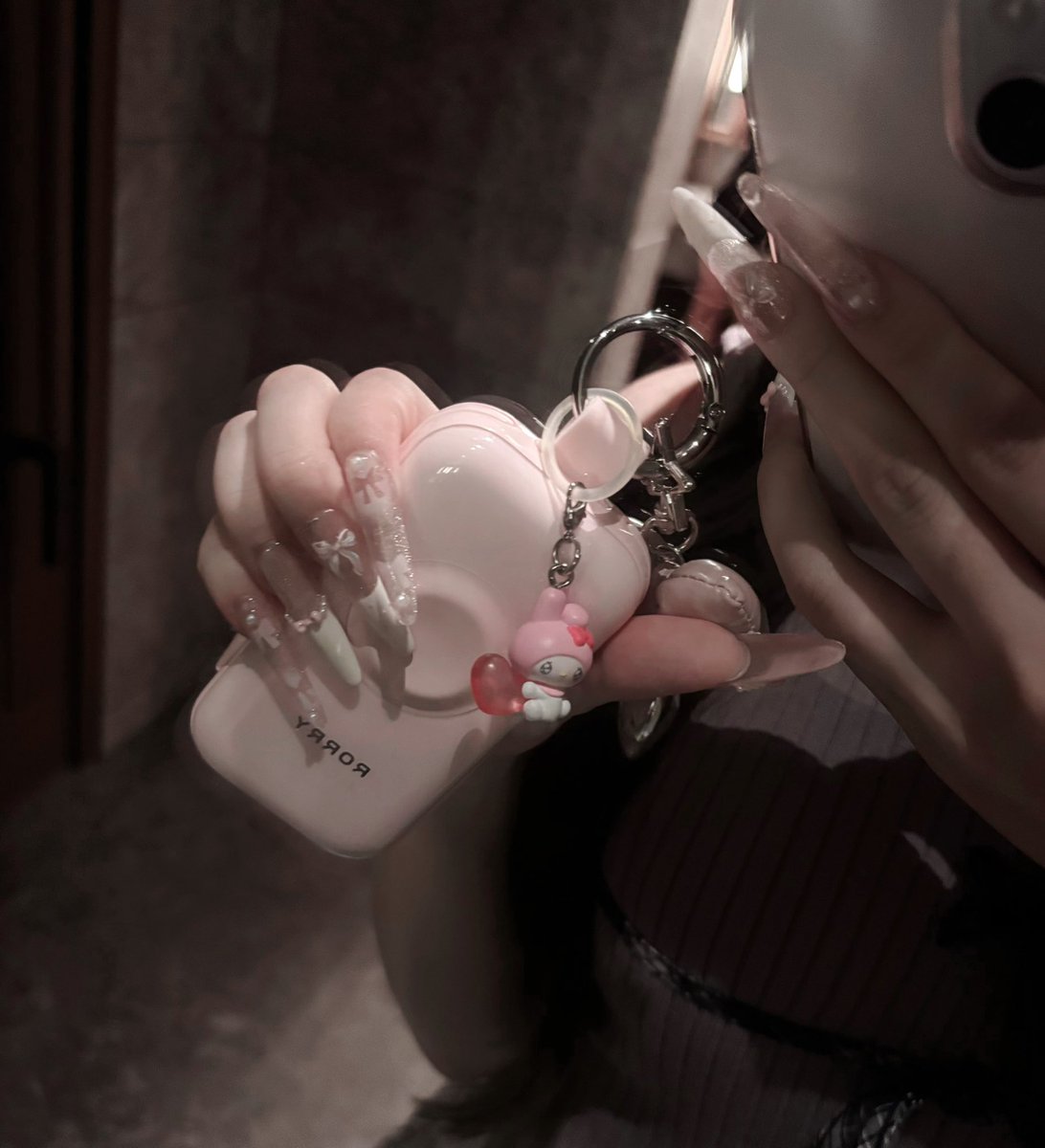 veqg4i's tweet photo. RORRYのモバ充、2回フル充電出来てめじるしも付けれるから愛用してる🎀 ⸝⸝꙳  #pr ♥ https://t.co/IXpqlO1NXS