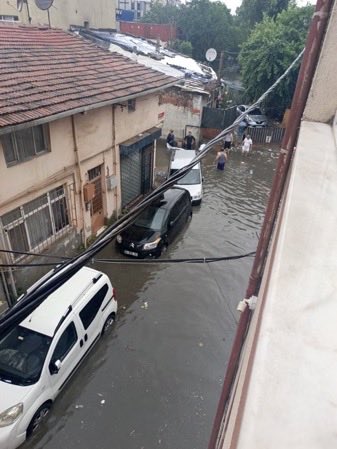 ihsanyalcinTR's tweet photo. Sağanak sonrası Kağıthane…
Sokakta mahsur kalanlar! https://t.co/Xe7MRjvxEo