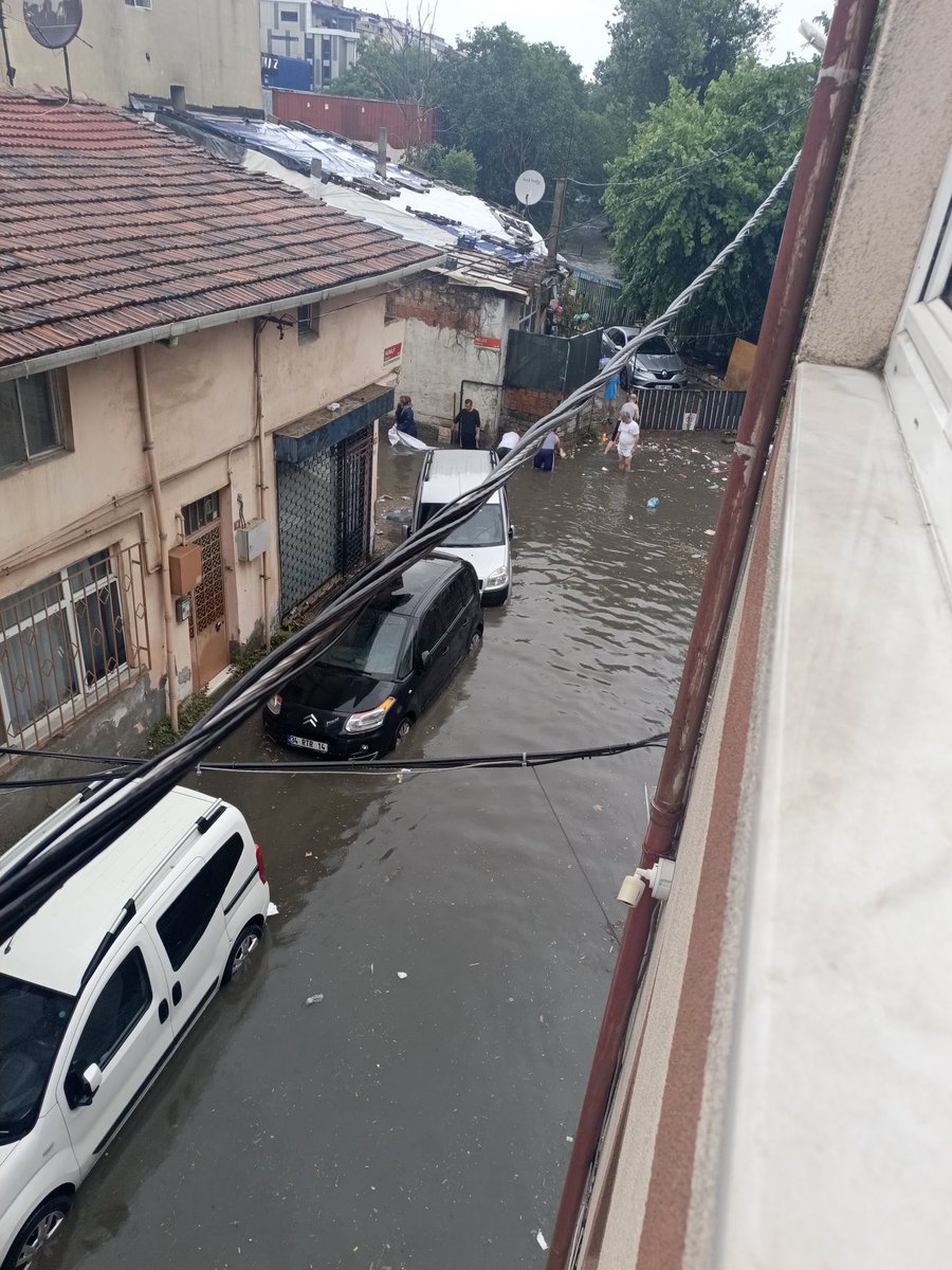 ihsanyalcinTR's tweet photo. Sağanak sonrası Kağıthane…
Sokakta mahsur kalanlar! https://t.co/Xe7MRjvxEo