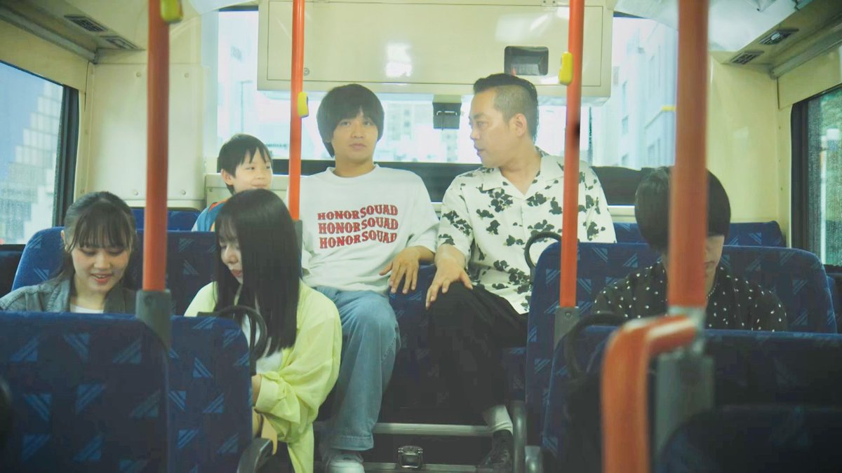 yoru_manzai's tweet photo. 新ドラマ『ナツノマンザイ』 
今夜24:30〜初回スタート。

７月の休日。ササキは急遽、親戚の少年を一日だけ預かることに。子供に慣れていないササキは、友人のマチダを呼び出し、三人で遊園地へ。なんとか楽しませようと奮闘する中、ほんの一瞬目を離した隙に、少年が姿を消してしまい——!?

#エバース https://t.co/Y21Ml2xkVJ