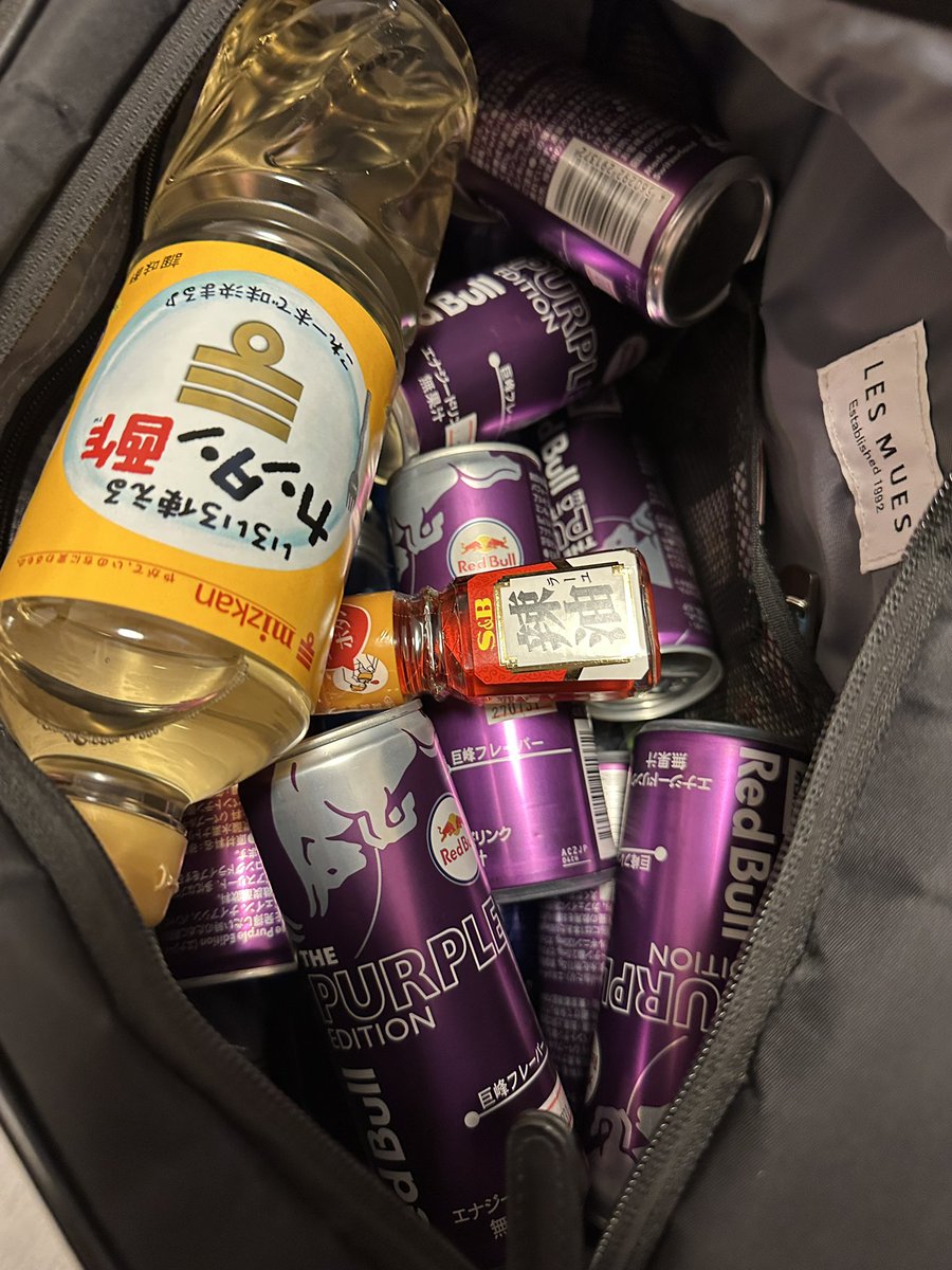 Rushell_guu99's tweet photo. 退勤時のカバンの中身これでやばい https://t.co/ywtkmJdye8
