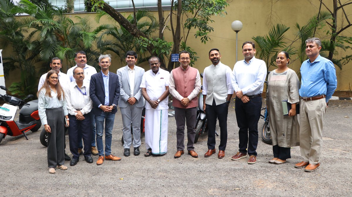 hd_kumaraswamy's tweet photo. 📍 HMT ಭವನ, ಬೆಂಗಳೂರು

ದೇಶೀಯ ಉತ್ಪಾದನೆಯನ್ನು ವೃದ್ಧಿಸುವ ಮತ್ತು ದೇಶೀಯ ಹಾಗೂ ಜಾಗತಿಕ ಮಾರುಕಟ್ಟೆಗಳಲ್ಲಿ ಭಾರತದಲ್ಲಿ ತಯಾರಾಗುವ ಎಲೆಕ್ಟ್ರಿಕ್ ವಾಹನಗಳಿಗೆ ಹೆಚ್ಚಿನ ಬೇಡಿಕೆ ಸೃಷ್ಟಿಸುವ ಅವಕಾಶಗಳ ಕುರಿತು ಎಲೆಕ್ಟ್ರಿಕ್ ವಾಹನೋದ್ಯಮದ ಪ್ರಮುಖರ ಜತೆ ವಿಸ್ತೃತ ಸಮಾಲೋಚನೆ ನಡೆಸಲಾಯಿತು.

ಭಾರತದ ಎಲೆಕ್ಟ್ರಿಕ್ ದ್ವಿಚಕ್ರ ವಾಹನಗಳ ತಯಾರಿಕೆ ಹಾಗೂ #EV ವಲಯದ ವಿವಿಧ ಉತ್ಪನ್ನಗಳ ತಯಾರಿಕೆಗೆ ಅತ್ಯಗತ್ಯವಾದ ಪೂರಕ ವ್ಯವಸ್ಥೆ ಬಲಪಡಿಸುವ ನಿಟ್ಟಿನಲ್ಲಿ ಫಲಪ್ರದ ಚರ್ಚೆ ನಡೆಯಿತು. 

ಗೌರವಾನ್ವಿತ ಪ್ರಧಾನಮಂತ್ರಿಗಳಾದ ಶ್ರೀ @narendramodi ಅವರ ದೂರದೃಷ್ಟಿ ನಾಯಕತ್ವದಲ್ಲಿ ಅನುಷ್ಠಾನಕ್ಕೆ ಬಂದಿರುವ PM E-DRIVE ಮತ್ತು PLI ಆಟೋ ಯೋಜನೆಗಳ ಬಗ್ಗೆ ಉದ್ಯಮದ ಪ್ರಮುಖರು ಮುಕ್ತಕಂಠದಿಂದ ಅಭಿಪ್ರಾಯಗಳನ್ನು ಹಂಚಿಕೊಂಡು ಶ್ಲಾಘಿಸಿದರು. ದೇಶದಲ್ಲಿ ದೃಢವಾದ, ನಾವೀನ್ಯತೆಯಿಂದ ಕೂಡಿದ ಜಾಗತಿಕ ಗುಣಮಟ್ಟದ ಸ್ಪರ್ಧಾತ್ಮಕ EV ಪೂರಕ ವ್ಯವಸ್ಥೆಯನ್ನು ನಿರ್ಮಿಸುವುದಕ್ಕೆ ಸರಕಾರದ ವತಿಯಿಂದ ಪೂರ್ಣ ಬೆಂಬಲ ನೀಡುವುದಾಗಿ ಅವರಿಗೆ ತಿಳಿಸಿದ್ದೇನೆ.

ಮಾನ್ಯ ಪ್ರಧಾನಮಂತ್ರಿಗಳ #AatmanirbharBharat ದೃಷ್ಟಿಕೋನ ಮತ್ತು 2070ರ ವೇಳೆಗೆ ಸಮೂಹ ಆಟೋ ಕ್ಷೇತ್ರದಲ್ಲಿ ಇಂಗಾಲದ ಹೊರಸೂಸುವಿಕೆಯನ್ನು ಶೂನ್ಯಮಟ್ಟಕ್ಕೆ ಇಳಿಸುವ ರಾಷ್ಟ್ರೀಯ ಗುರಿಯೊಂದಿಗೆ ನಾವು ಕೆಲಸ ಮಾಡುತ್ತಿದ್ದೇವೆ. ಅಲ್ಲದೆ #ViksitBharat2047 ಸಾಕಾರಕ್ಕೆ ನಮ್ಮ ಪರಿಪೂರ್ಣ ಬದ್ಧತೆಯನ್ನು ಪುನರುಚ್ಚರಿಸುತ್ತಿದ್ದೇವೆ.

@MHI_GoI