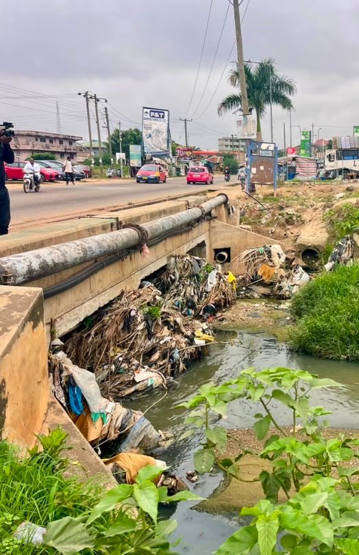 ZoomlionLtd's tweet photo. For this month’s #NationalSanitationDay, Zoomlion is teaming up today with the Ashanti Regional Coordinating Council and NADMO to dredge and desilt drains, clear debris, and clean flood-prone areas across Ashanti.

#ZoomlionNadmoDeyWork https://t.co/ByvvRVUy2I