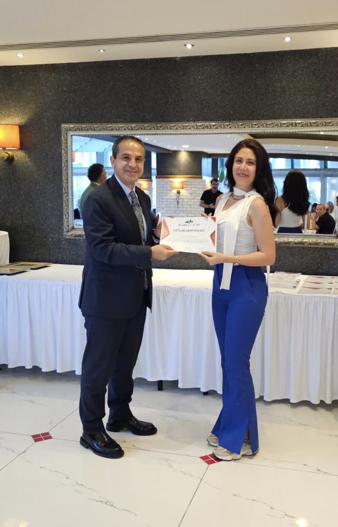 TUROFEDofficial's tweet photo. Turizmin sürdürülebilir başarısının temelinde doğru iletişim ve güçlü iş birliği yer almaktadır.

@agcantalya, EMD Antalya ve @TUYED iş birliğiyle düzenlenen Turizm Haberciliği Eğitim Programı sertifika töreninde sektör paydaşlarımız ve basın mensuplarıyla buluştuk.

@ERKAN_YAGCI https://t.co/msLTrdm0rP