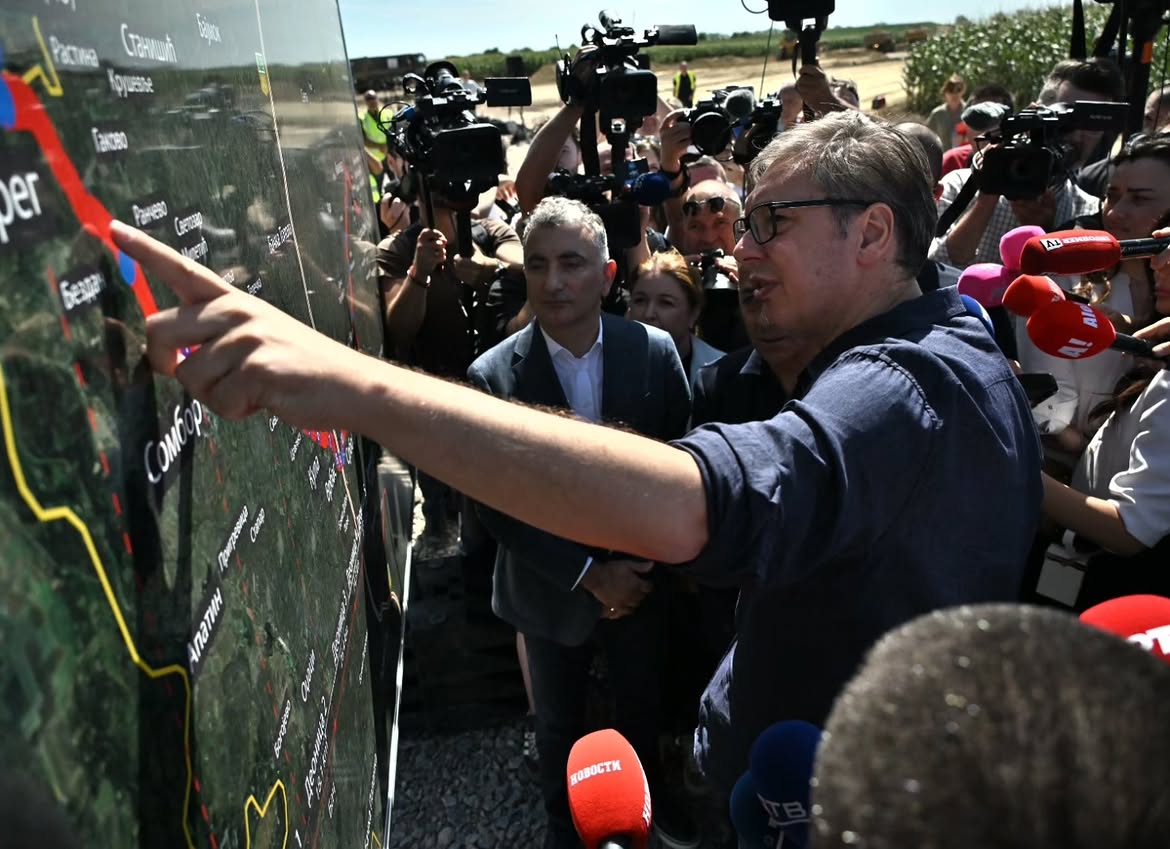 sns_srbija's tweet photo. Председник Републике Србије Александар Вучић @avucic изјавио је током обиласка радова код Бездана на изградњи деонице од Бачког Брега до Српске Црње да  ће брза саобраћајница "Осмех Војводине" бити од животног значаја за грађане на северу Србије.
https://t.co/1oZU4WmKa8 https://t.co/0VznQpVMI7
