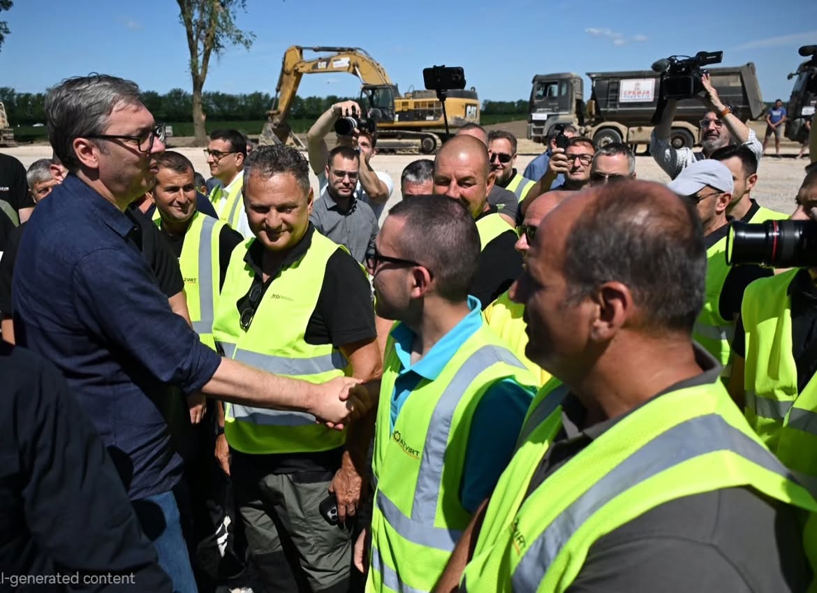 sns_srbija's tweet photo. Председник Републике Србије Александар Вучић @avucic изјавио је током обиласка радова код Бездана на изградњи деонице од Бачког Брега до Српске Црње да  ће брза саобраћајница "Осмех Војводине" бити од животног значаја за грађане на северу Србије.
https://t.co/1oZU4WmKa8 https://t.co/0VznQpVMI7
