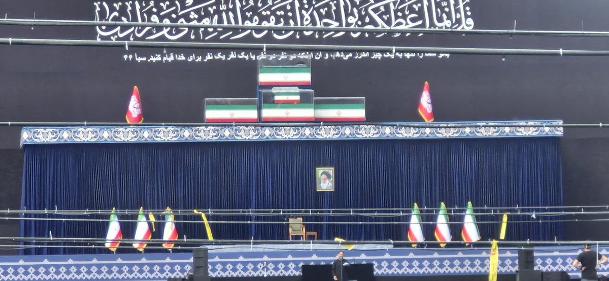 ShHafez569021's tweet photo. حال و هوای مردم 
در اولین روز وداع با رهبر 

#باید_برخاست 
#آقای_شهید_ایران https://t.co/uYwY1Bnc4w