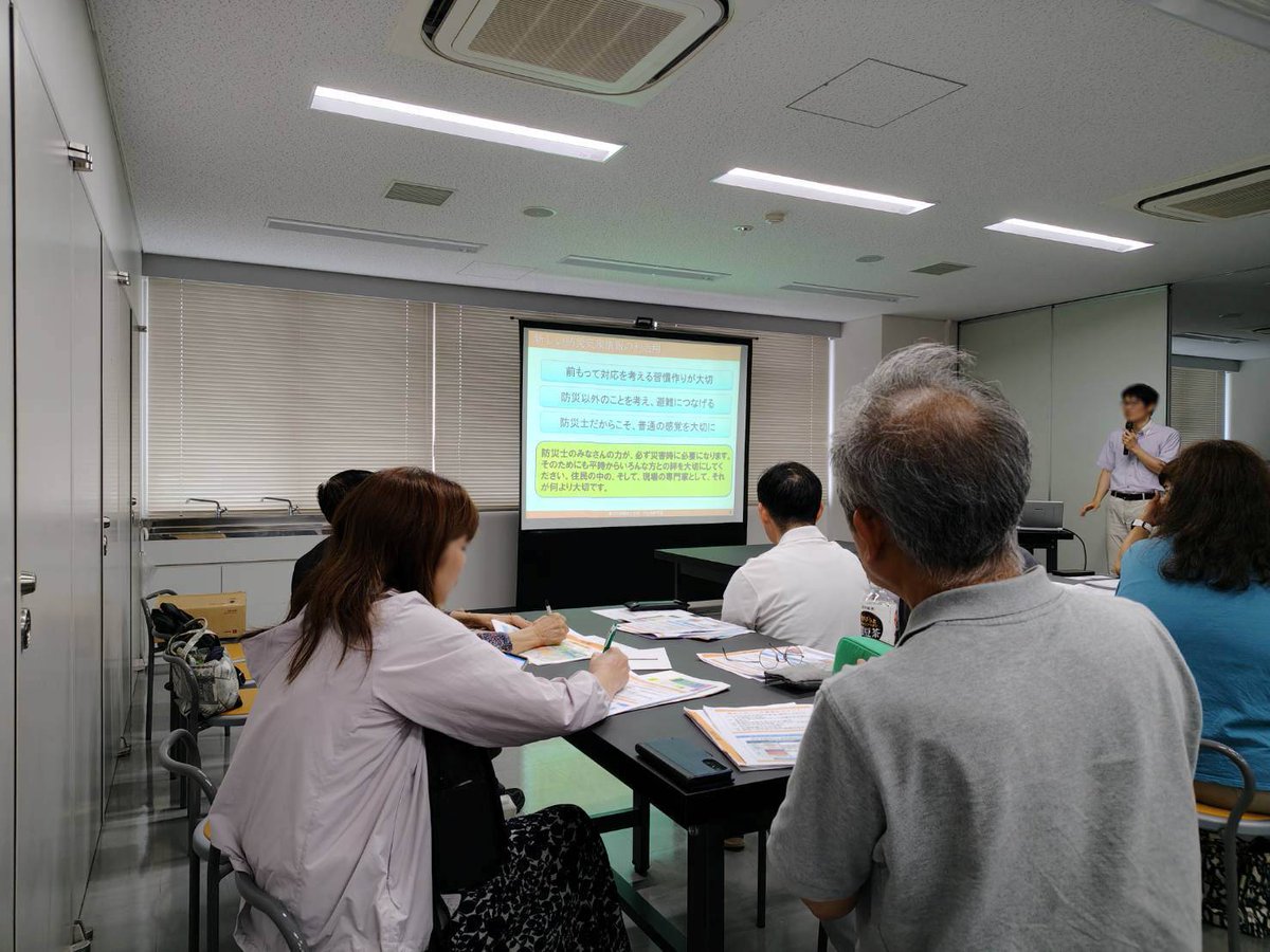 JJ5PSM's tweet photo. 今日午前中は「新しい防災気象情報」の研修会に出席していました。
午後は高松市南部地区の「近隣地区防災交流会」に参加��ていました。
どちらもとても有益で今後の防災活動に参考になる内容でした!
明日は「JARL香川県支部」の支部役員会・クラブ代表者会があります。 https://t.co/h6wlrDk8ac