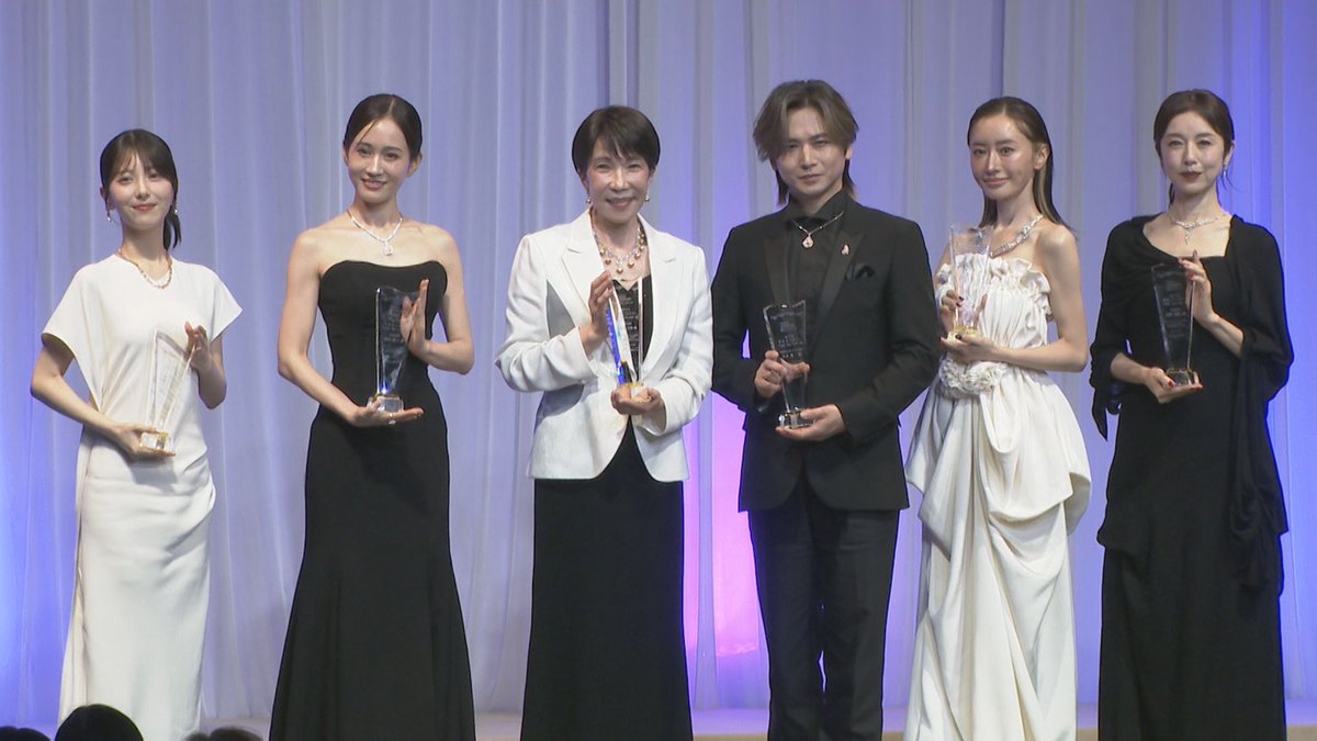 TBS_geino's tweet photo. 堂本光一

ジュエリー身につけ稽古する
〝ヤンチャな後輩〟に激怒した過去

今後は「マウントを取りたい」

⬇️記事はこちら📝
https://t.co/17UhTZ7N3K 
#Yahooニュース #堂本光一 https://t.co/eAfiEMPiHM