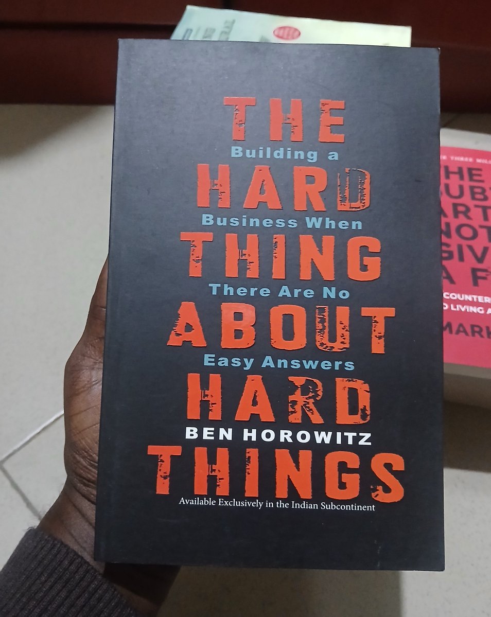 Vitabu247's tweet photo. Kwenye biashara 
Kazi ngumu kwa kiongozi( CEO) ndiyo kazi rahisi.

Biashara nyingi hufa baada ya kiongozi kuacha kufanya mambo magumu 

The hard thing about hard things 
Tzs 25,000 https://t.co/QBRCcbOsb1