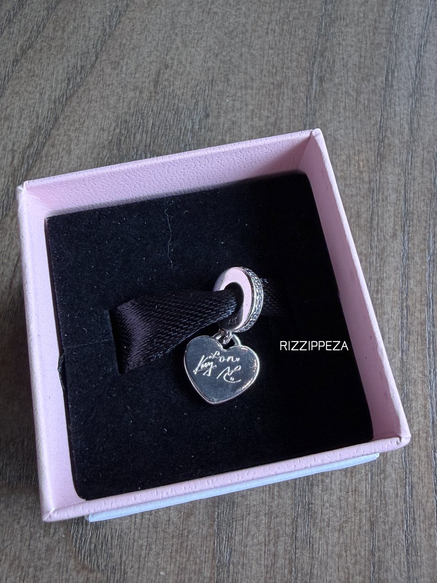 Rizzippeza's tweet photo. เป็ดลงยันต์ (วาดเป็ดโดยหะริด) ให้โชคป้าฝน 

by เก่งน้ำปิง 

KNP X PANDORA
#PANDORAWearTheMomentwithKengNamping https://t.co/HDHA7nuG0A