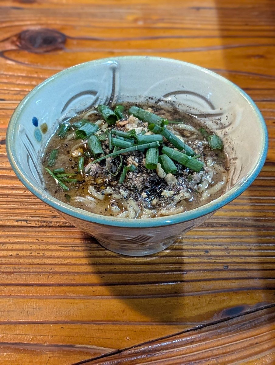 _hashigo_845's tweet photo. 黒胡麻胡桃塩担々麺。
主役は青山椒の塩漬けの塩担々麺です。 https://t.co/nuQfnjwi2j