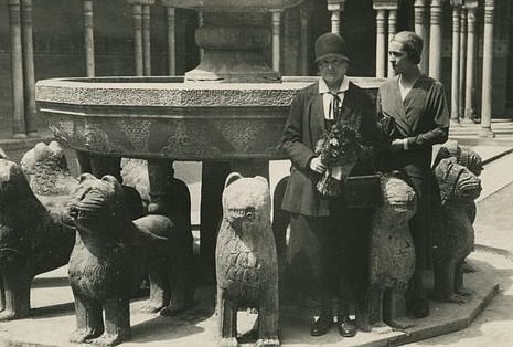 megustagranada's tweet photo. Marie Curie en el Patio de los Leones de la Alhambra en 1931 #megustagranada https://t.co/cZMRcfVuHz