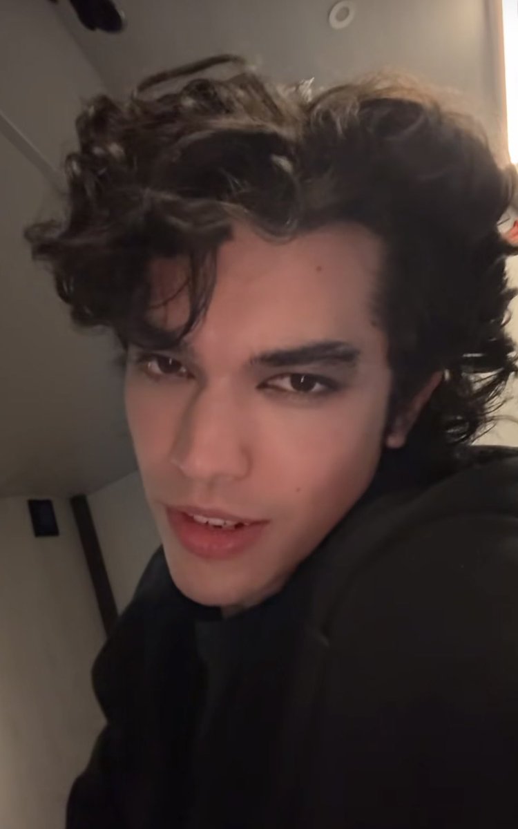 babylovessivan's tweet photo. I don't even care if it's not piratenan just wear eyeliner today @conangray https://t.co/ax19gs1niZ