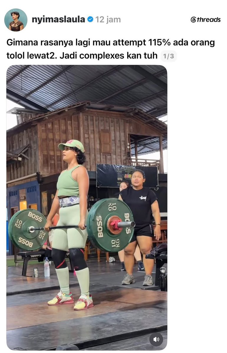 Charismaylnd's tweet photo. Reminder buat gym fluencer, atau gym enthusiast yg sekira nya suka rekam2 di gym.

1. Kehadiran km dgn tripod mu itu sejujurnya mengganggu. Ganggu org lewat, ganggu privasi org yg bocor di kamera km. Pas lagi gym, aplg yg angkatan nya berat tuh muka komuk bgt😭 malu cuy kalo kerekam.
2. Semisal harus rekam, ya sebisa mungkin tunjukin respect sama org sekitar. Jgn kaya mbak ini 🤮🤢
3. Jgn lama2 di 1 alat plz. Muka ga on point, rambut ga on point ngulang2. Maaf ini tempat gym bukan studio konten😭🙏🏻
cc: maurisaangela