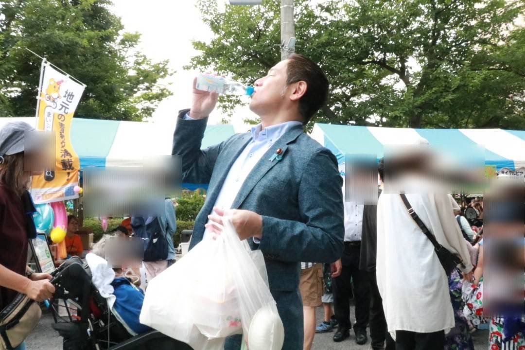 0024youhei's tweet photo. 本日は、江戸川さんしょうがいフォーラム15周年を祝う会にお招き頂き、伺いました。

　江戸川さんしょうがいフォーラムは、障がいの区分や特性といった垣根を越えて、障がいがある当事者やそのご家族、支援者などとが手を取り合い、行政や企業などと手を取り合い活動している団体です。

　私も、区議会議員時代から会員にさせて頂き、昨今、江戸川さんしょうがいフォーラムの皆様も携わるパラボールフェスタの取り組みにも参加をさせていただいております。

　障がいをお持ちの方が過ごしやすい社会は、全ての人々にとって暮らしやすい社会です。そうした社会づくりをこれからも進めてまいります。

　続いて、瑞江駅前商店街七夕祭りでご挨拶をさせていただきました。
　奥山会長をはじめ、瑞江駅前商店街役員皆様は区内で様々な楽しい大型イベントを催して下さり、ご尽力には心から感謝です。

毎回、子ども達を中心に多くの来場者で賑わい、
地元法人会の皆様等、創意工夫された模擬店には行列がつくられ、地域が大いに盛り上がりました。

　夕方には、江戸川河川敷連絡協議会に出席し、ご挨拶をいたしました。

　京葉鈴木財団の鈴木代表理事のお志のもと、スポーツ振興等、江戸川河川敷の有効活用に取り組む皆さんと、毎年恒例となっている会議を行いました。
     様々、貴重なご要望も賜り、また、江戸川区花火大会後恒例となっている江戸リバグリーンフェスタについても意見が交わされました。

#江戸川区
#衆議院議員