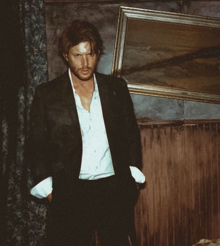 izmis69's tweet photo. Love Leon in his Film Noir suite, but I think it should be disheveled like this towards the ARK part not because it would make sense but bc it would be hot as fuck https://t.co/YGV4rFN60q