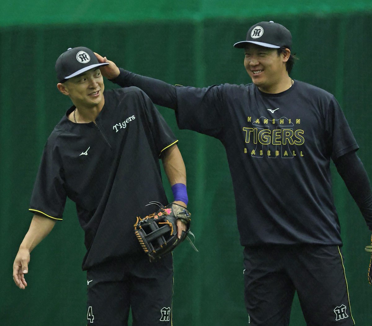 Sponichi_Tphoto's tweet photo. #大山悠輔　選手に頭を撫でられる　#熊谷敬宥　選手 https://t.co/Grf5TM936I
