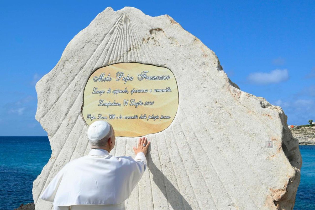 PerezSilvina's tweet photo. A Lampedusa, #LeoneXIV benedice la stele che intitola il molo a #PapaFrancesco. Un omaggio che lega il luogo del primo viaggio del Pontefice argentino a una memoria destinata a rimanere proprio mentre il dibattito europeo si sposta dagli hotspot alla “riemigrazione”, questo molo continua a ricordare che prima delle ideologie ci sono persone.