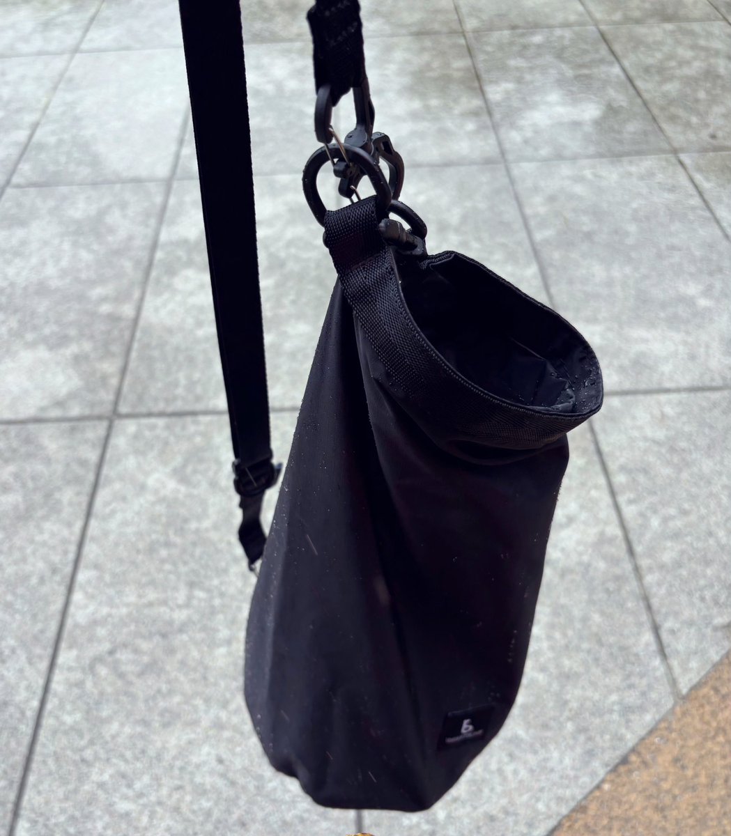 yukacmu's tweet photo. お友達がフジロックのナップサックを斜めがけにしてたの超可愛かった…でもバッグばかり買っている余裕はない…ということで手持ちのunderthesunのスタッフバッグにサコッシュのストラップつけて斜めがけで出かけてみた!イケてるのかどうかはわからないけど好き https://t.co/q7dDdDuNP8