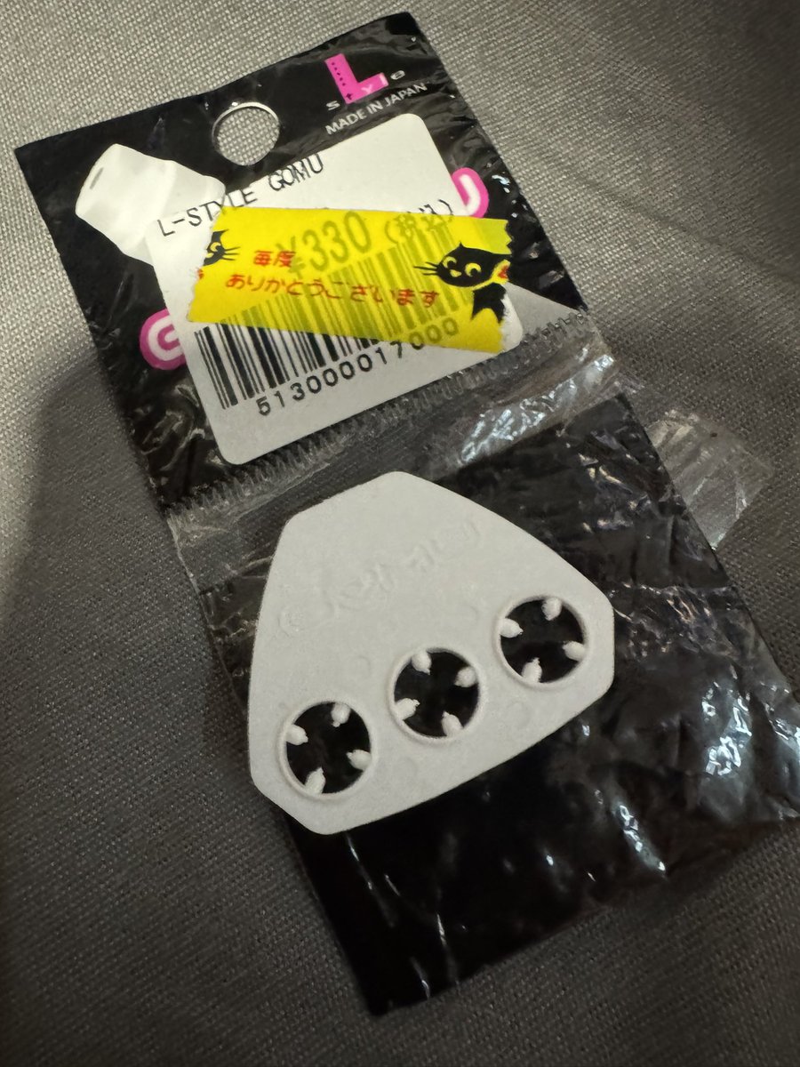 naoki_vec's tweet photo. 中古で買ったグラボのファンが一つ動かないから、適当に分解してそれっぽいところにGOMUつけたら治った🤣 https://t.co/bDFu3Bnqhd