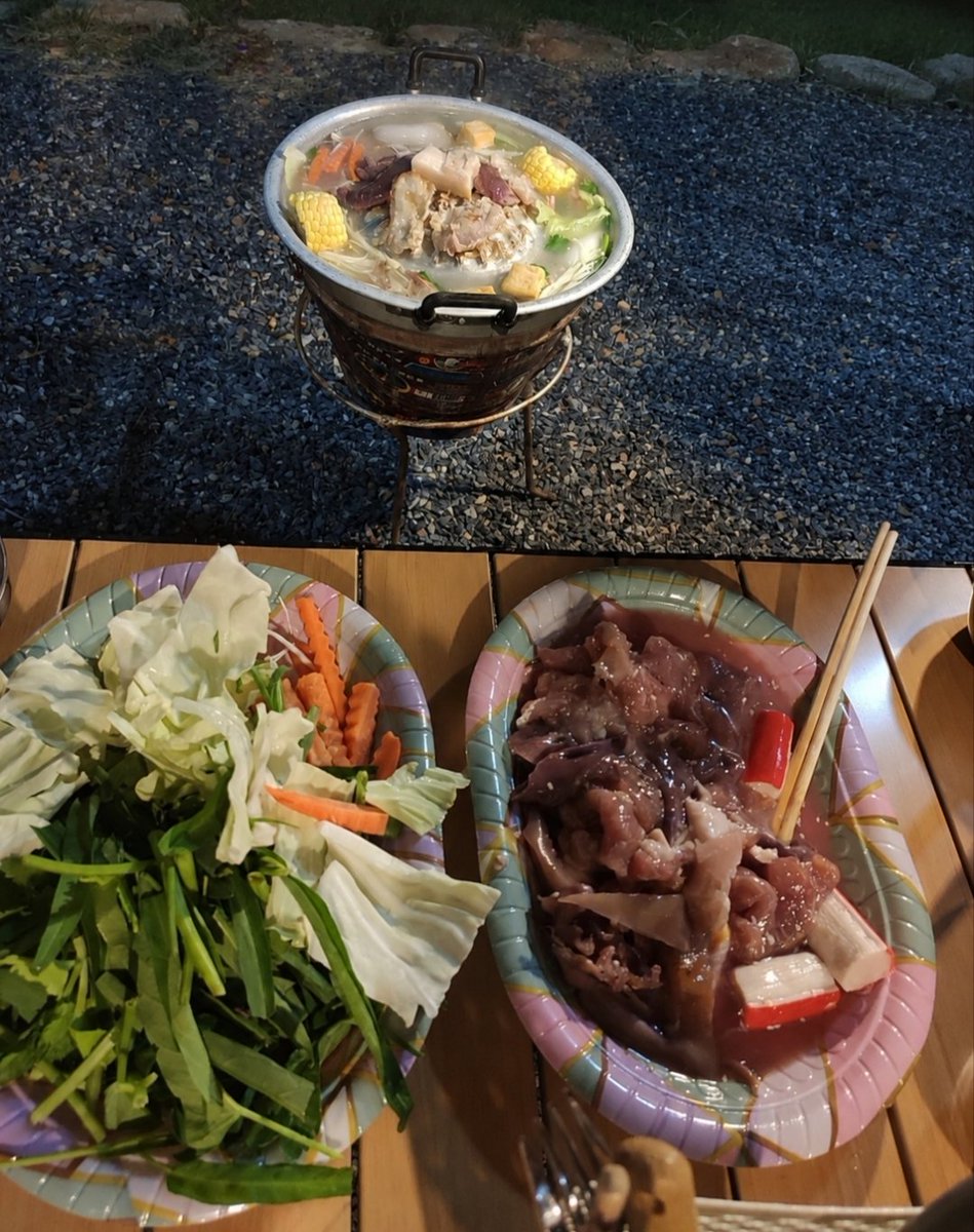 lifestyle_nunny's tweet photo. พอฟ้ามืดแล้ว เปิดไฟในเต็นท์ ก็สวยไปอีกแบบ นั่งจิบไวน์ ดื่มด่ำบรรยากาศ ลมพัดเย็นตลอด 🍃 

มาครั้งนี้อยากพักผ่อน เลยสั่งหมูกระทะมาแทนการทำอาหาร นั่งชิลยาวๆไป 

ลานที่มาชื่อ
📍The Escape Hill Camping Saraburi

#แคมป์ปิ้ง #CampingLife #Camping #CampingThailand #LifestyleByNunny https://t.co/KNTh9uvrXX