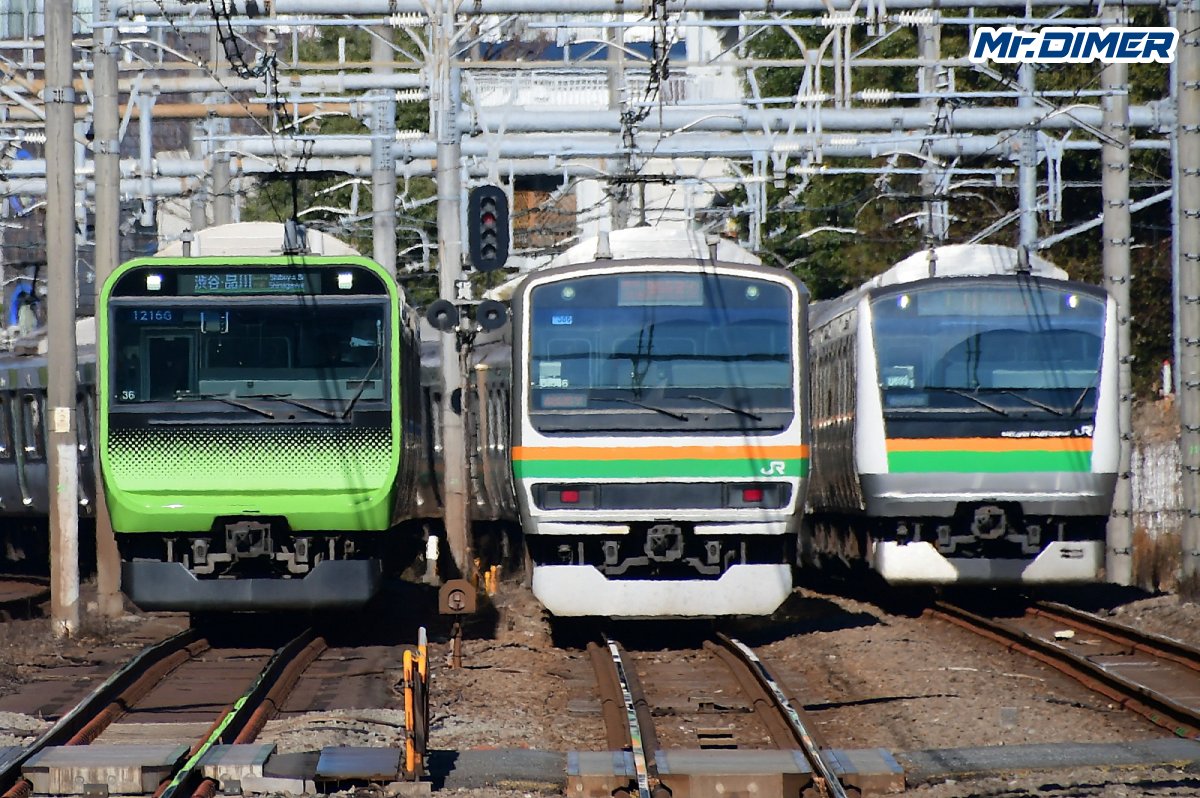 MrDIMER_X's tweet photo. 【E235系は少数派？】

新製配置先が山手線と横須賀線の2路線に限られたことから
製造両数が限定的でかなり少数派なのかな、と思いきや。

先々代のE231系が2,736両、
先代のE233系が3,413両。

それらと比較すれば、断然少ないものの。
それでも、現時点で総勢1,265両体制の
E235系は決して"少数派"とは言えません。

それは、
日本を代表する
山手線、
そして
横須賀線への配置、

それぞれ長大な11両と15両編成（基本11両+付属4両）。
都会を舐めてはいけませんね。

ただし、先頭車の数は
E231系やE233系と比較すれば少なく、
中間車の数が多い、と言うことになります。

（Mr.DIMER編集長）
