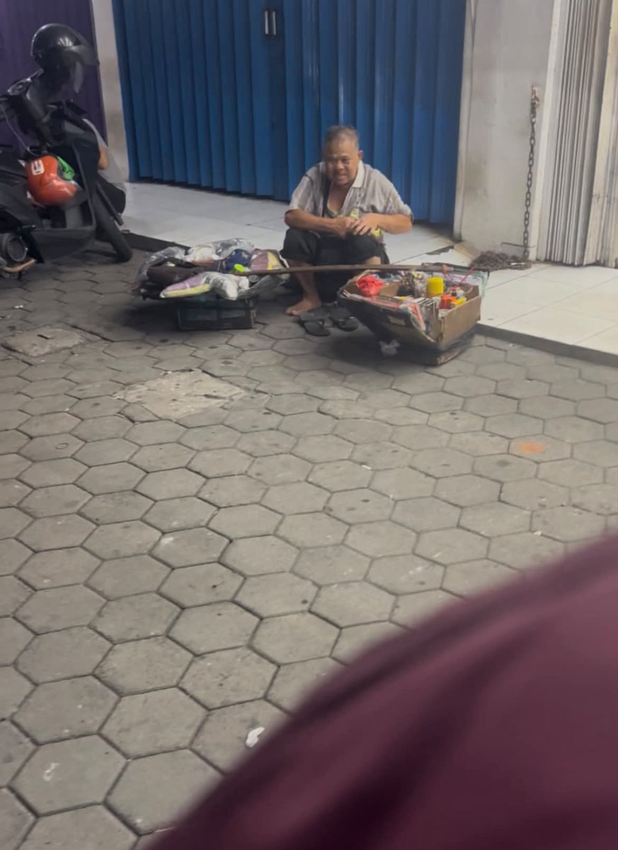 KopiSusuu23's tweet photo. Warga cibubur dan sekitarnya kalau ketemu bapak ini mohon di beli ya jualannya 🥹🥹 
Bapaknya jual barang barang apa adanya , ada bermacam macam 🥺
Mohon dilariskan ya jualannya Walaupun sebenernya ga butuh tapi setidaknya meringankan bebannya ,tujuannnya hanya menyambung hidup bukan gaya hidup . Bapaknya masih berusaha bukan meminta 🥺🥺 
yuukk bantuu lariskan kalau ketemu bapak ini yaa temen temen 🥰🥰
cc: aries.girls99
