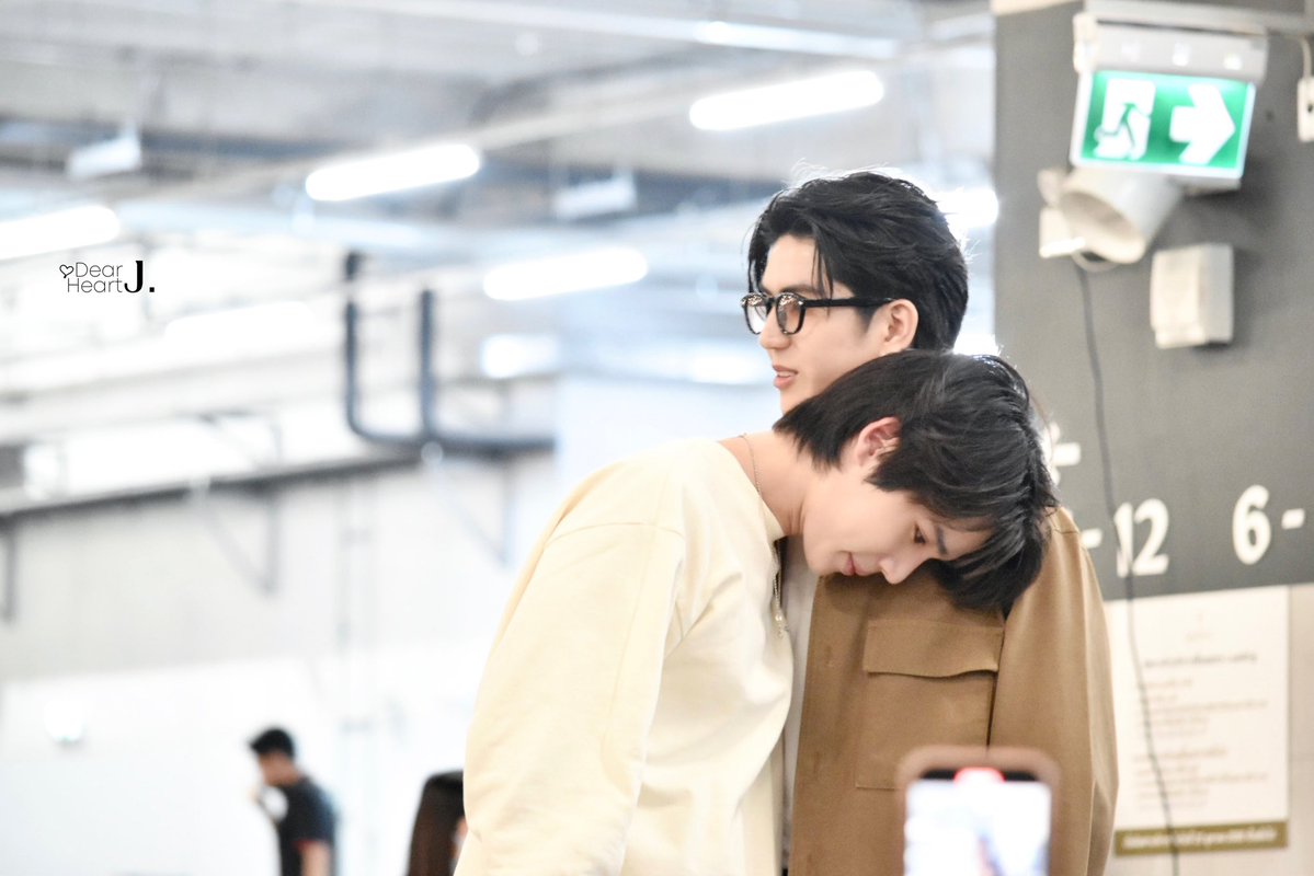 sbo___od2's tweet photo. 올해 팬들이랑 자주 못 만났다고 *2023년도* 하반기에는 더 자주 만날 수 있도록 하겠다고 얘기하면서 눈물 퐁퐁 흘린 본인 감정에 솔직한 지떤 남자가 좋다.. 이때 아파서 마음은 안 좋은데 바다가 알차게 지미 챙겨 줬던 날이라 좋기도 하고.. 남아 있는 사진들도 다 아름다움.. https://t.co/ebEQg39YNz