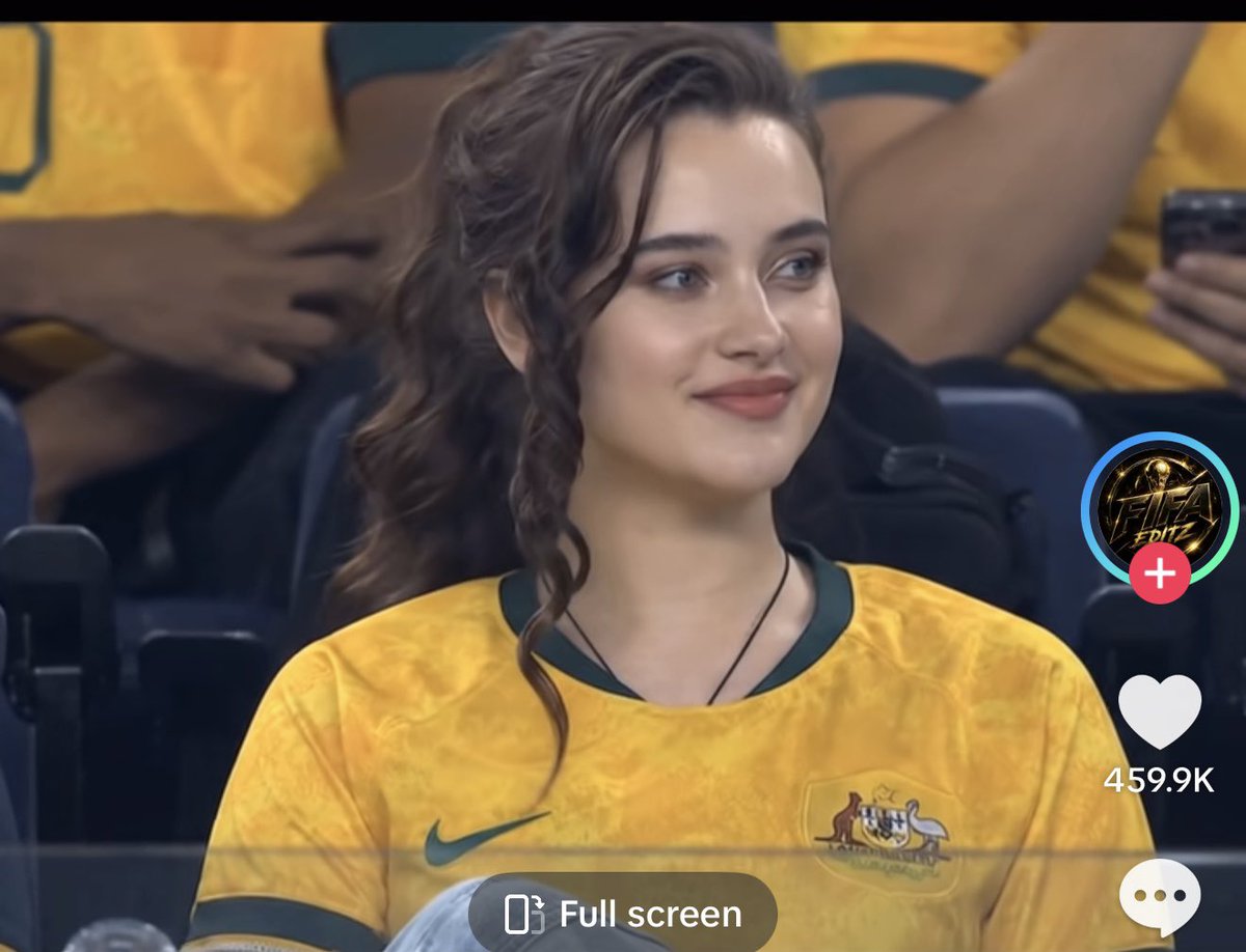 CHIZZY_BB's tweet photo. She was captured during Australia 🇦🇺 match yesterday, who’s she ? https://t.co/OAjzje7W36