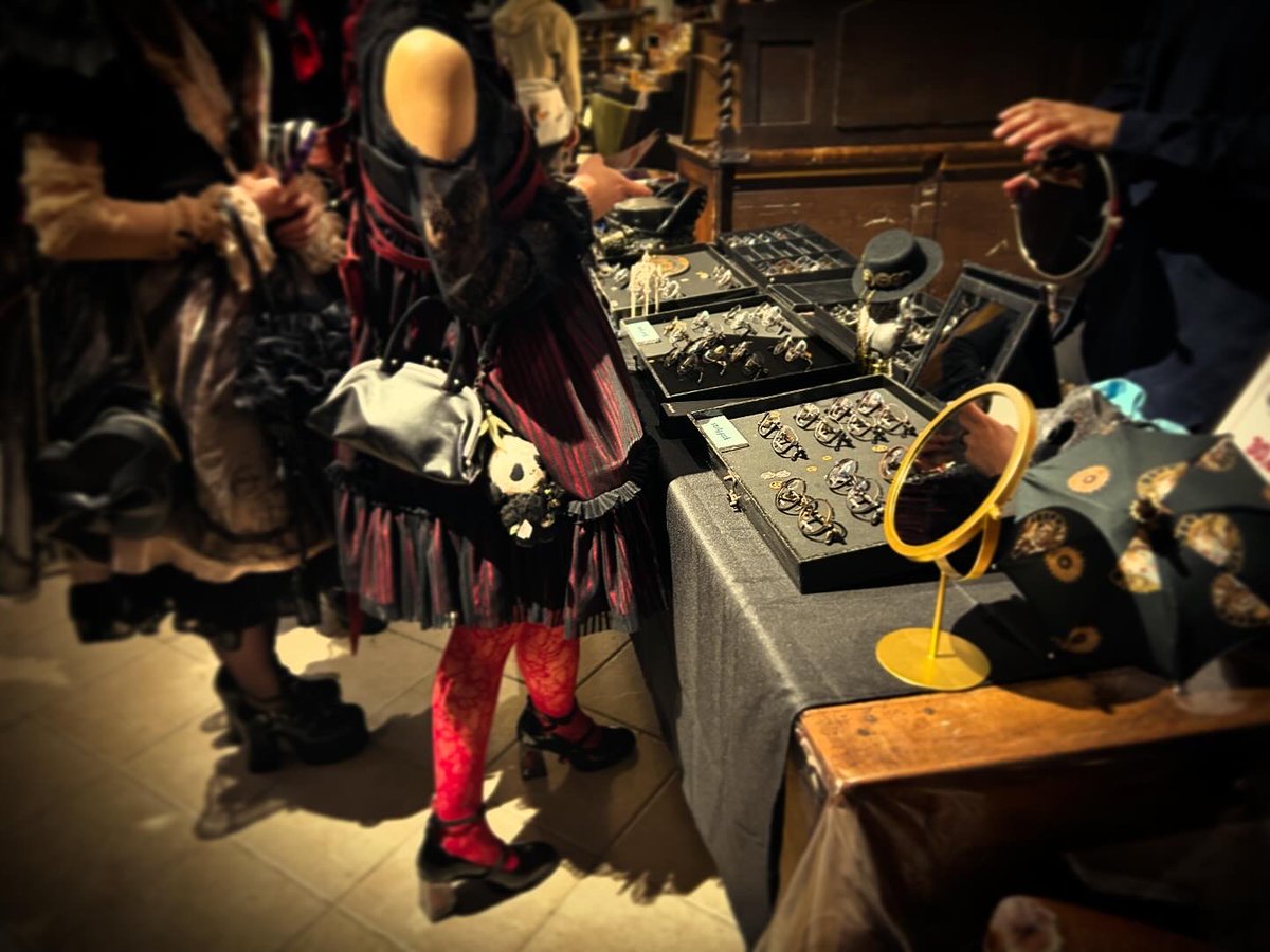 strangeartifact's tweet photo. 昨日もSTUDIO EASEさんで打ち合わせでした。
昨年を超えるイベントにしたい！と毎回意気込んで制作に入るのですが、もはやすでに超えていて早く発表したいと思いながら準備してます。

今3つイベントを同時進行しているので各位お待たせしておりますが日々進めてますのでご安心&amp;どうぞご期待ください。 https://t.co/aT8rNDGAdk