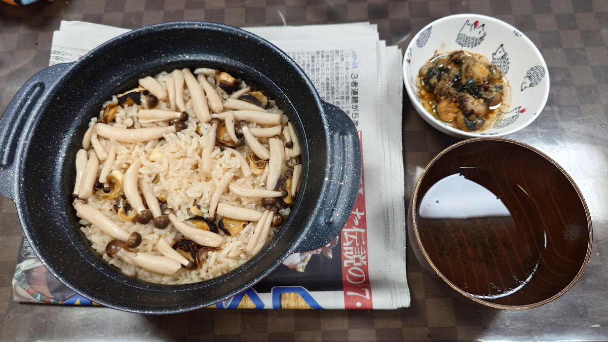 RIN_JP04's tweet photo. 今日はサザエ飯
余った肝はバター炒め、出汁は味を整えてお吸い物 https://t.co/nAjhX6Sygl