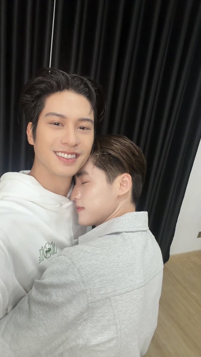 lengtnpz's tweet photo. my world in another man’s arms 😤✋🏼

#lengthanaphon
#augustleng #auleng https://t.co/3Sa7SHNybw